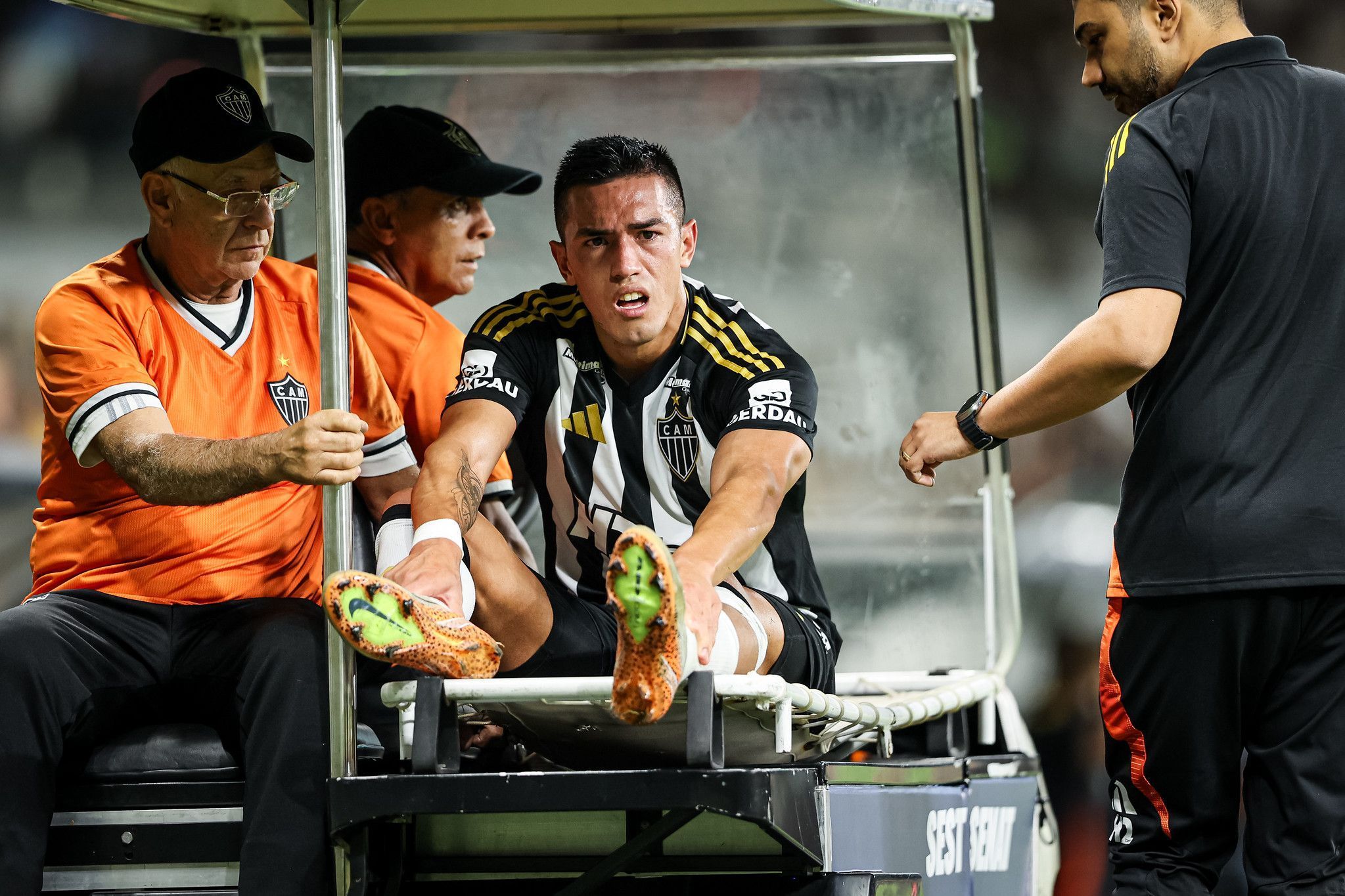 Atlético: Cuca lamenta lesão de Cuello e revela se contará com jogador no clássico