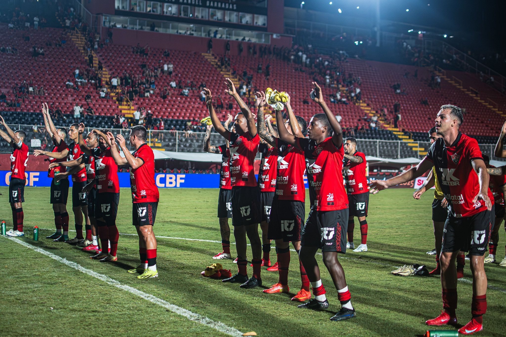 Vitória anuncia saída de meia para clube da Série B; saiba detalhes