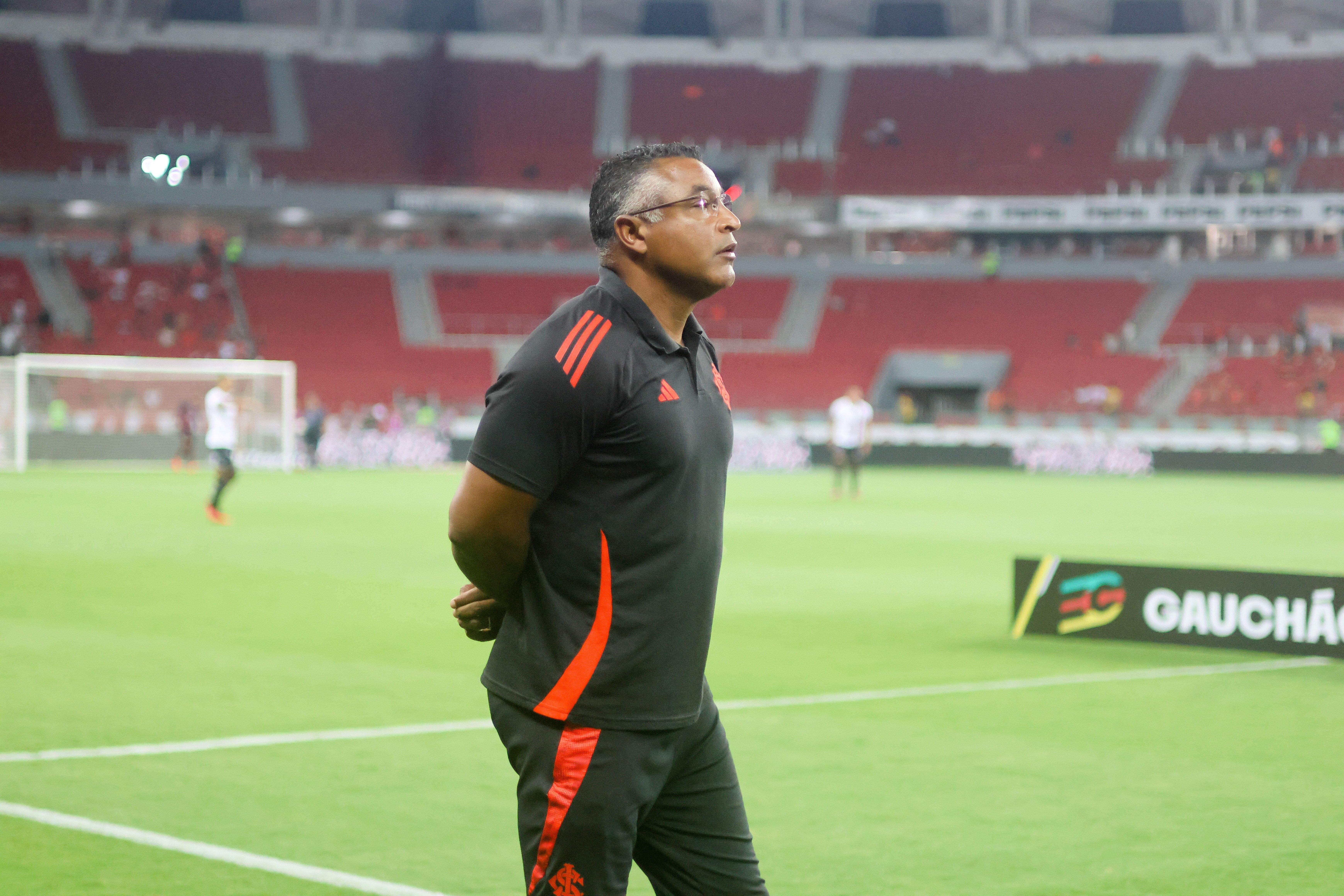 No Inter, Roger minimiza pressão no GreNal e fala sobre reencontro com Grêmio na Arena