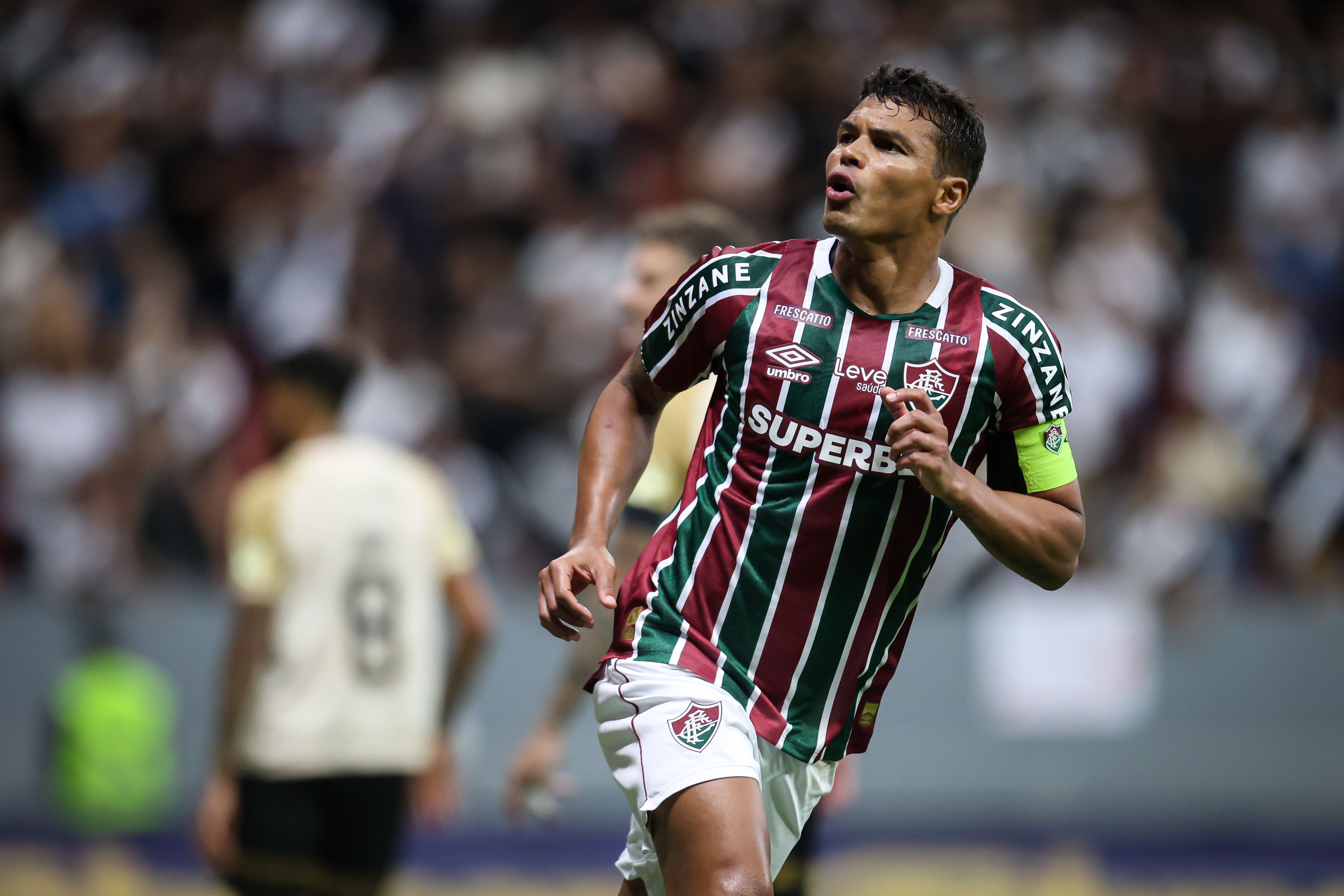 Fluminense vira sobre o Vasco e mantém chances de classificação no Carioca