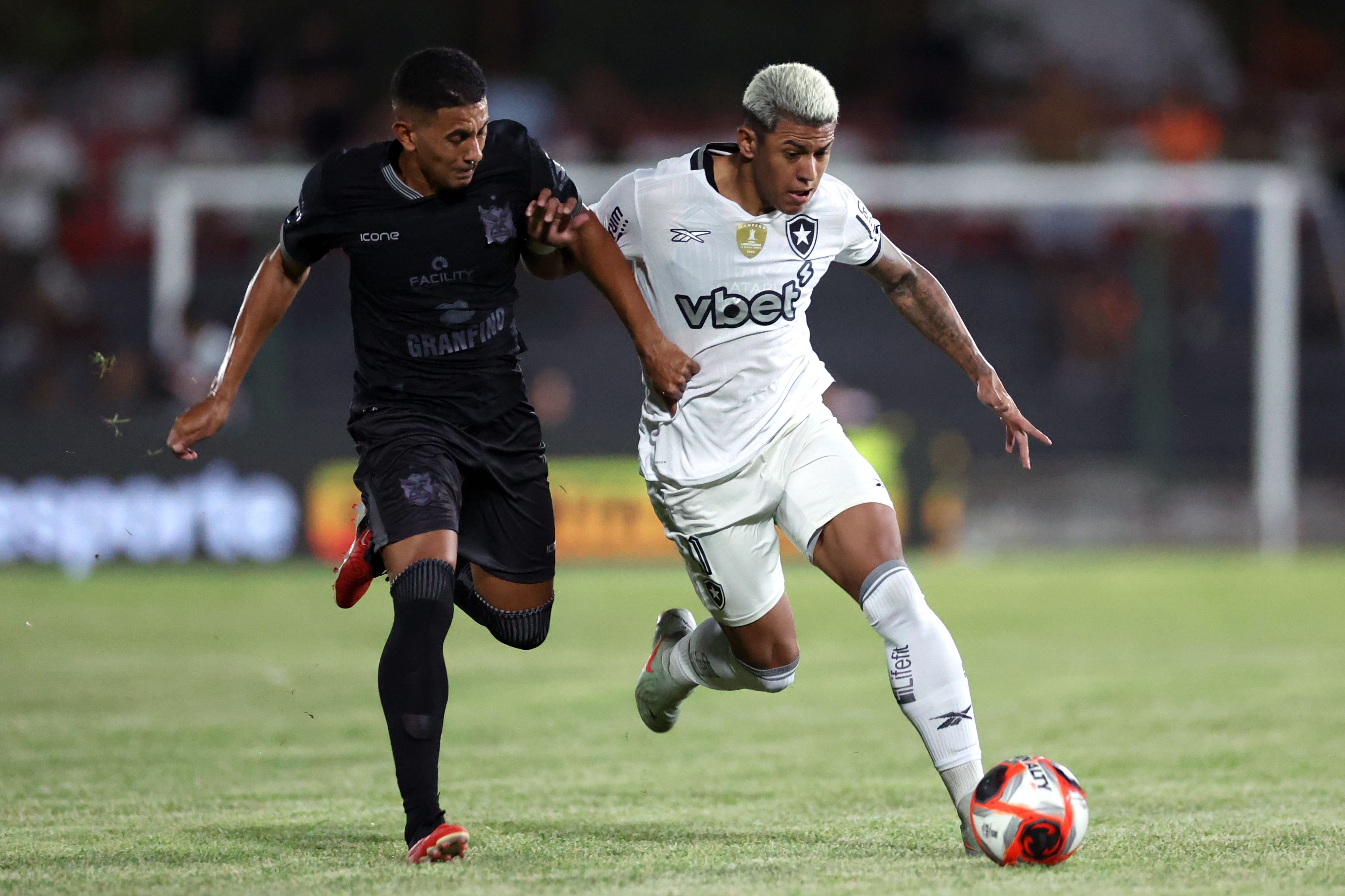 Matheus Martins projeta evolução do Botafogo: 'É apenas o terceiro jogo'