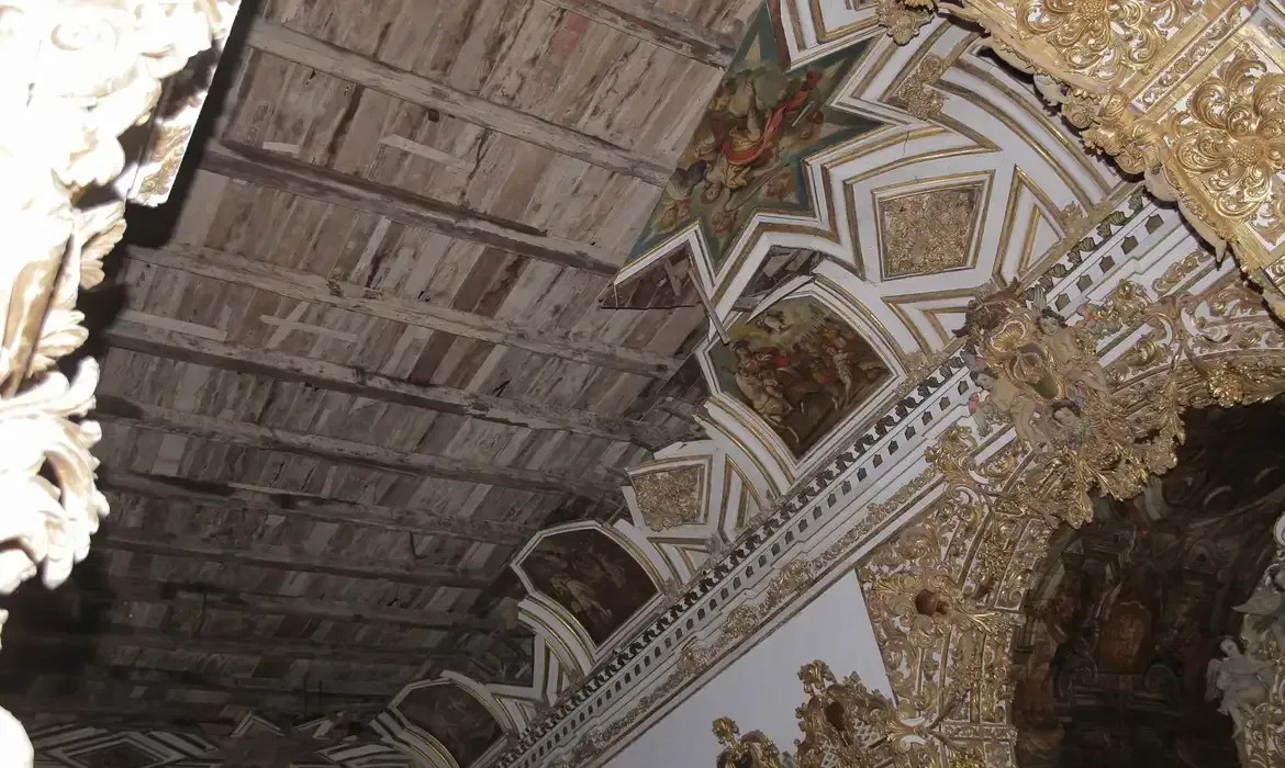 Após teto cair e matar jovem, igreja histórica na Bahia passa por avaliação para restauração