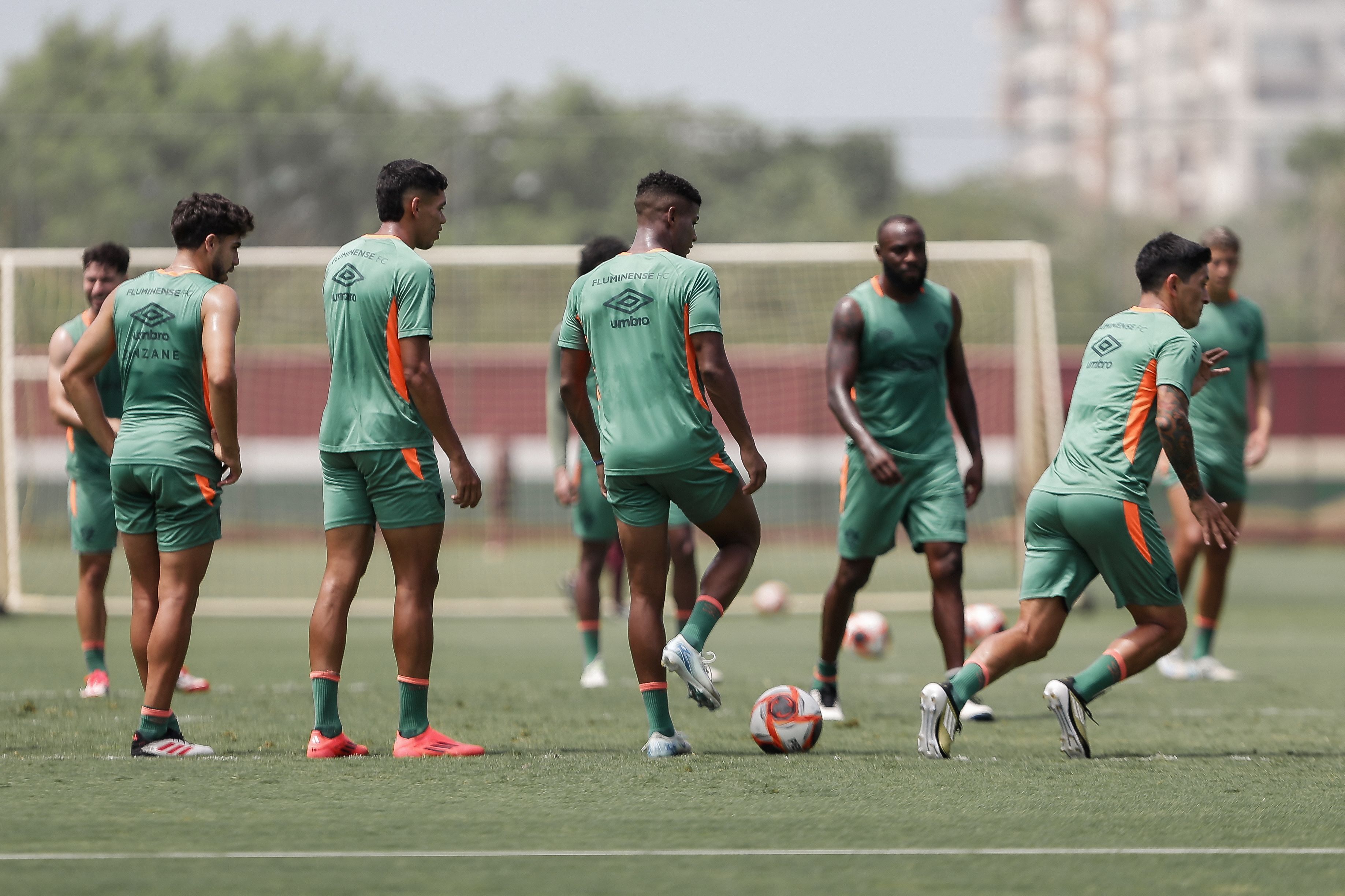Escalação do Fluminense: Mano Menezes deve repetir time diante do Flamengo