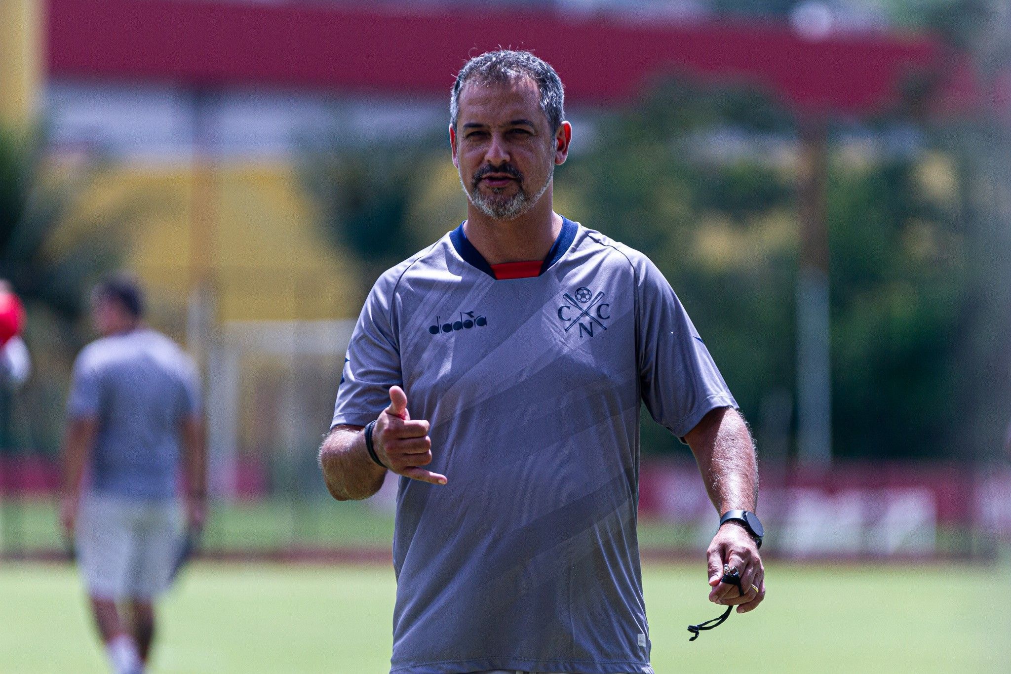 Técnico do Náutico se lesiona em treino e está fora do clássico contra o Sport