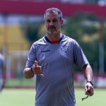 Técnico do Náutico se lesiona em treino e está fora do clássico contra o Sport