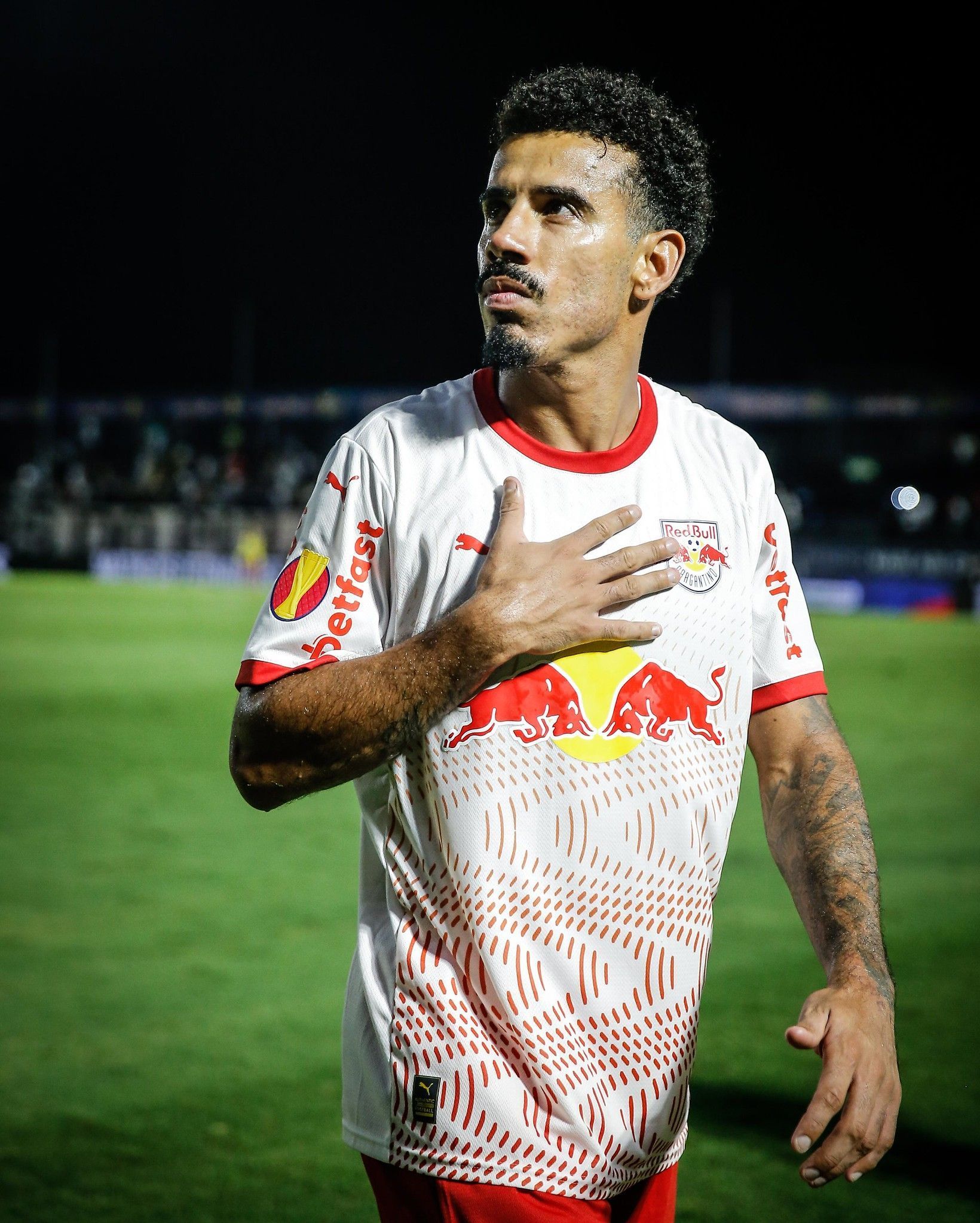 Palmeiras e Bragantino mantêm otimismo pela transferência de Lucas Evangelista