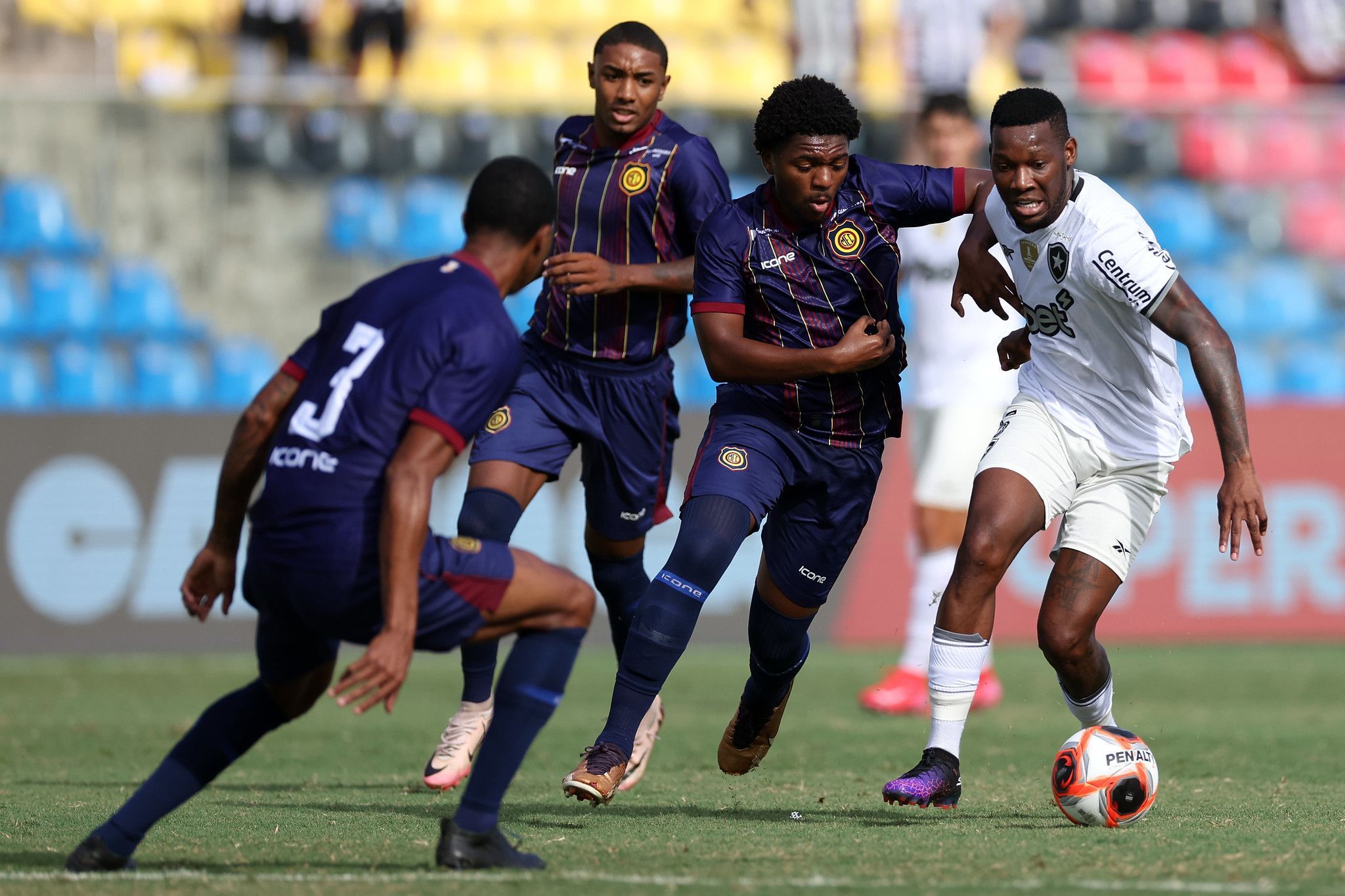 Madureira derrota Botafogo alternativo e embola classificação do Carioca