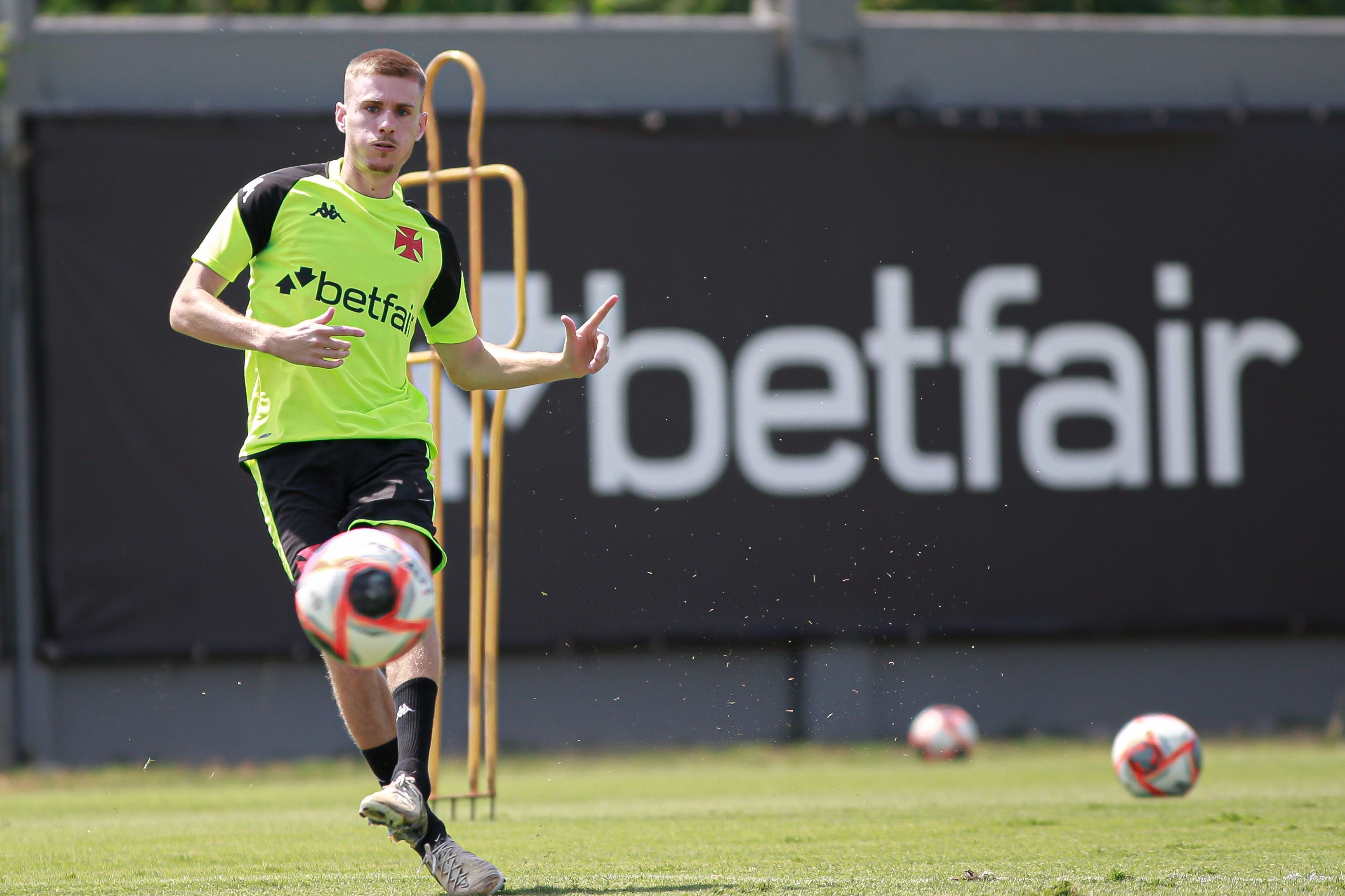 Ídolo do Vasco solta o verbo contra contratações da diretoria para o ataque