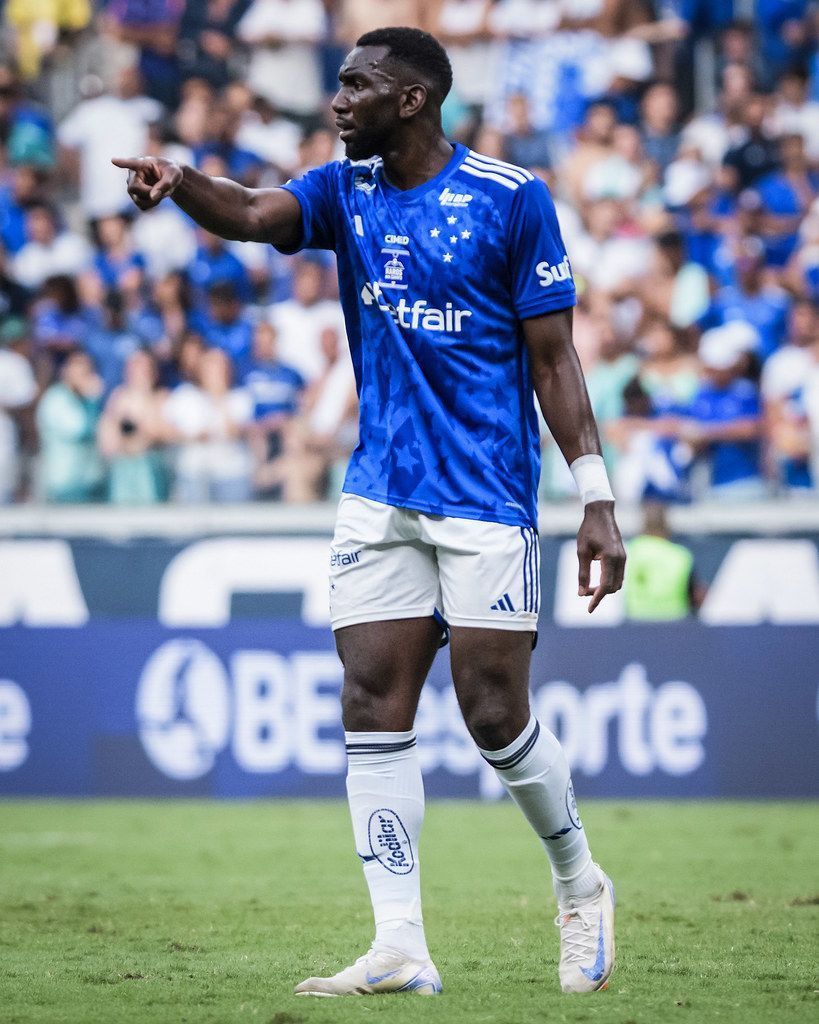 Bolasie reage nas redes sociais após derrota do Cruzeiro para o Atlético