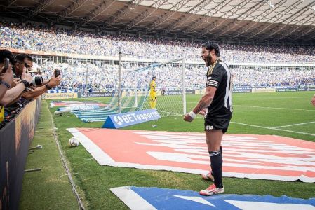 Hulk, do Atlético, comemora gol marcado em clássico contra o Cruzeiro, no Mineirão, em fevereiro de 2025