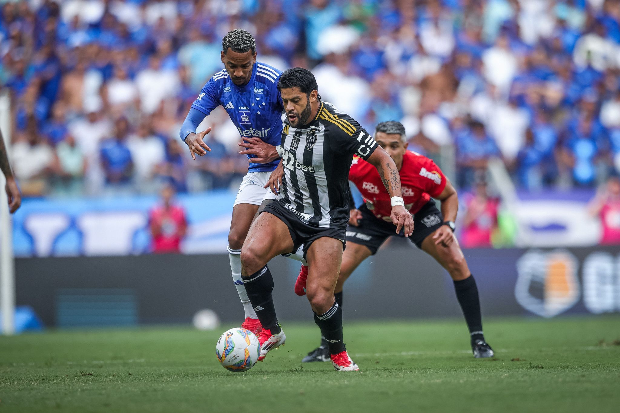 Destaques de Cruzeiro e Atlético, Matheus Pereira e Hulk participam de leilão beneficente