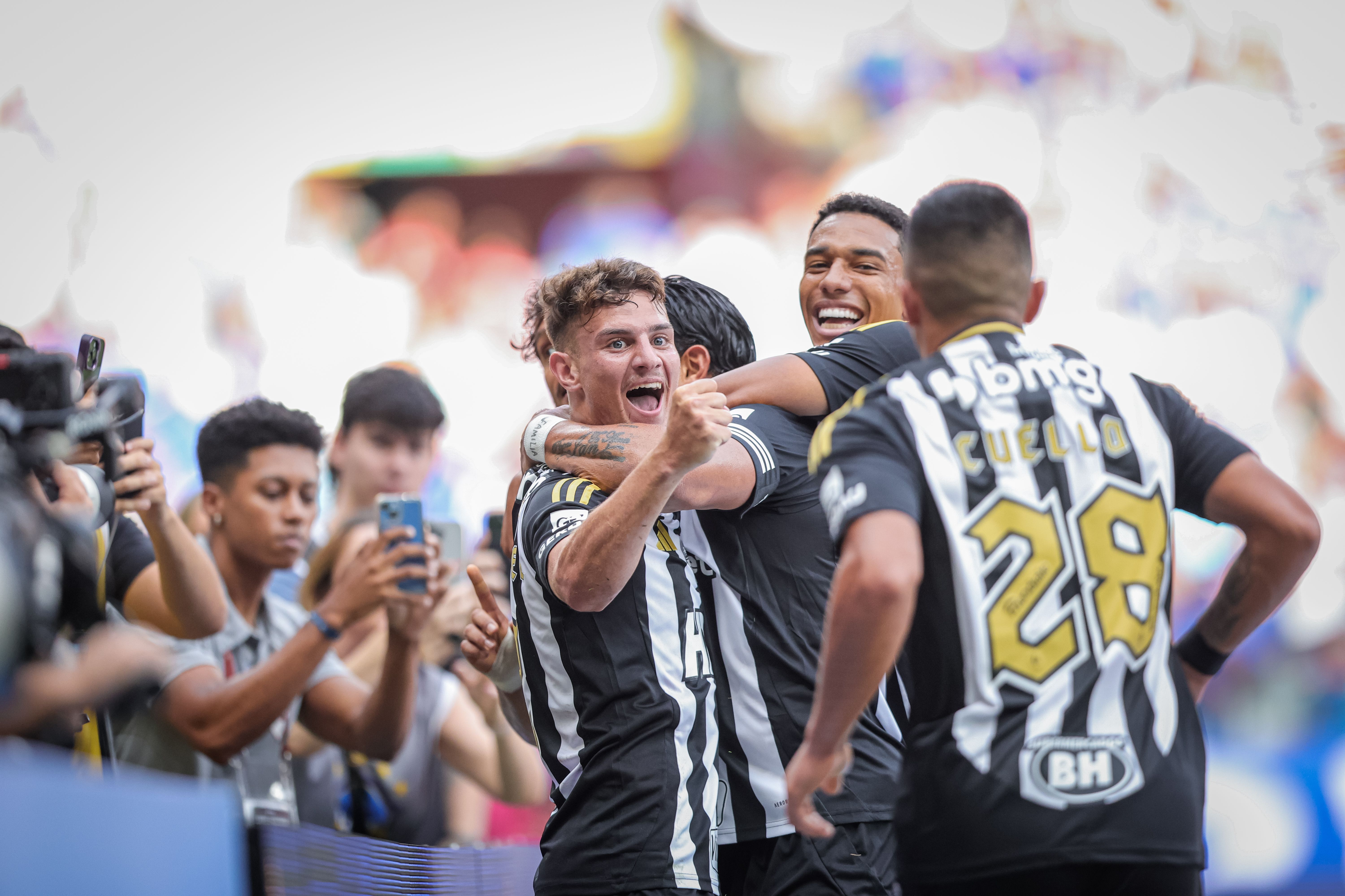 Jovem do Atlético rasga elogios a ídolo do Cruzeiro: 'Fenômeno'