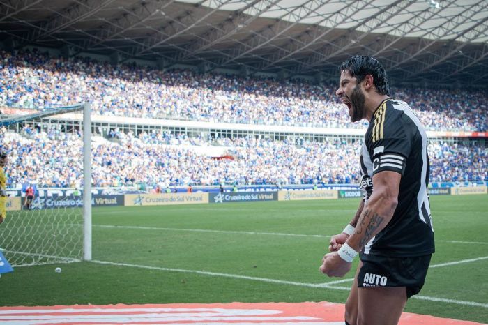 Hulk comemora gol marcado diante do Cruzeiro, no Mineirão