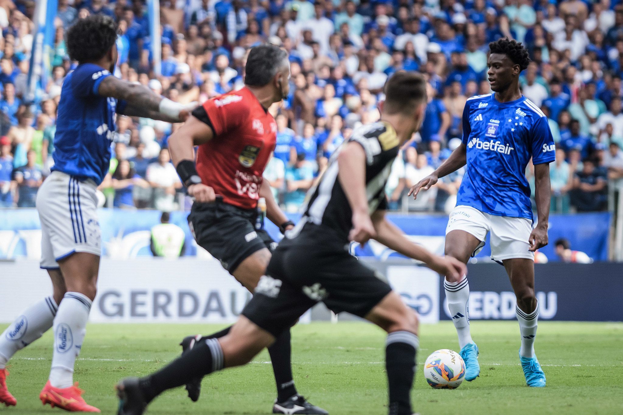 Diretor do Cruzeiro faz exigência sobre áudio do VAR do clássico contra Atlético
