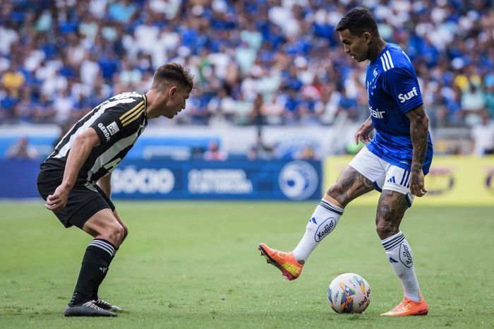 Natanael (esq), do Atlético, e Dudu (dir), do Cruzeiro, em clássico no Mineirão Natanael (esq), do Atlético, e Dudu (dir), do Cruzeiro, em clássico no Mineirão