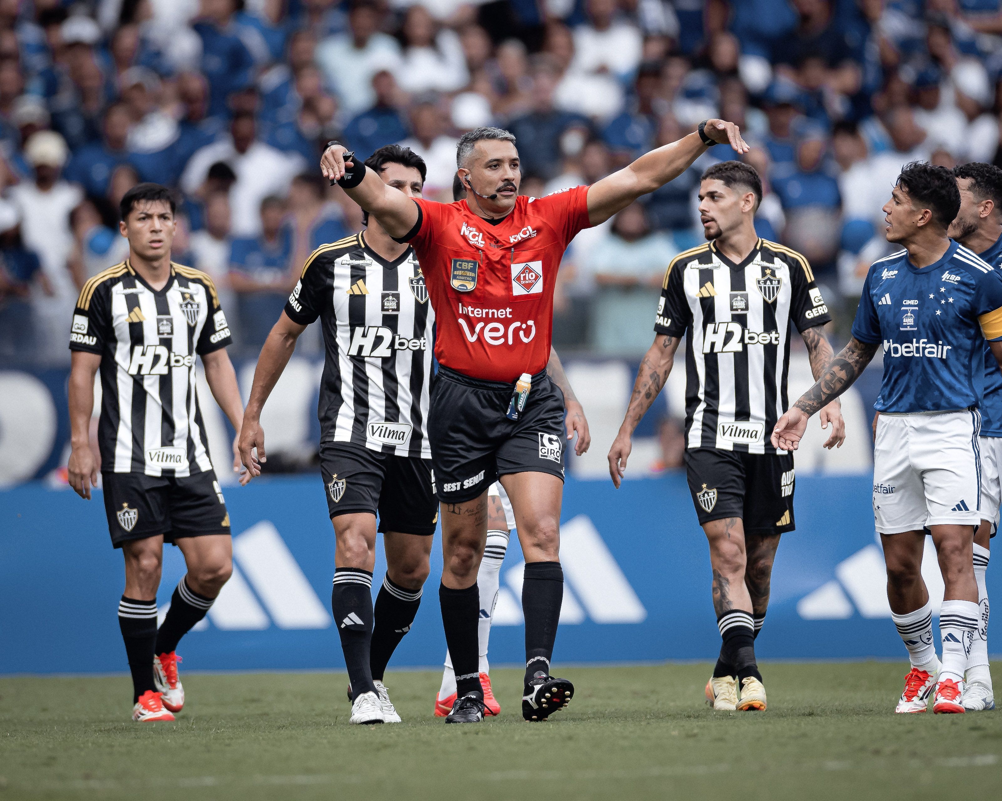 Dirigente do Cruzeiro volta a reclamar de arbitragem do clássico com Atlético