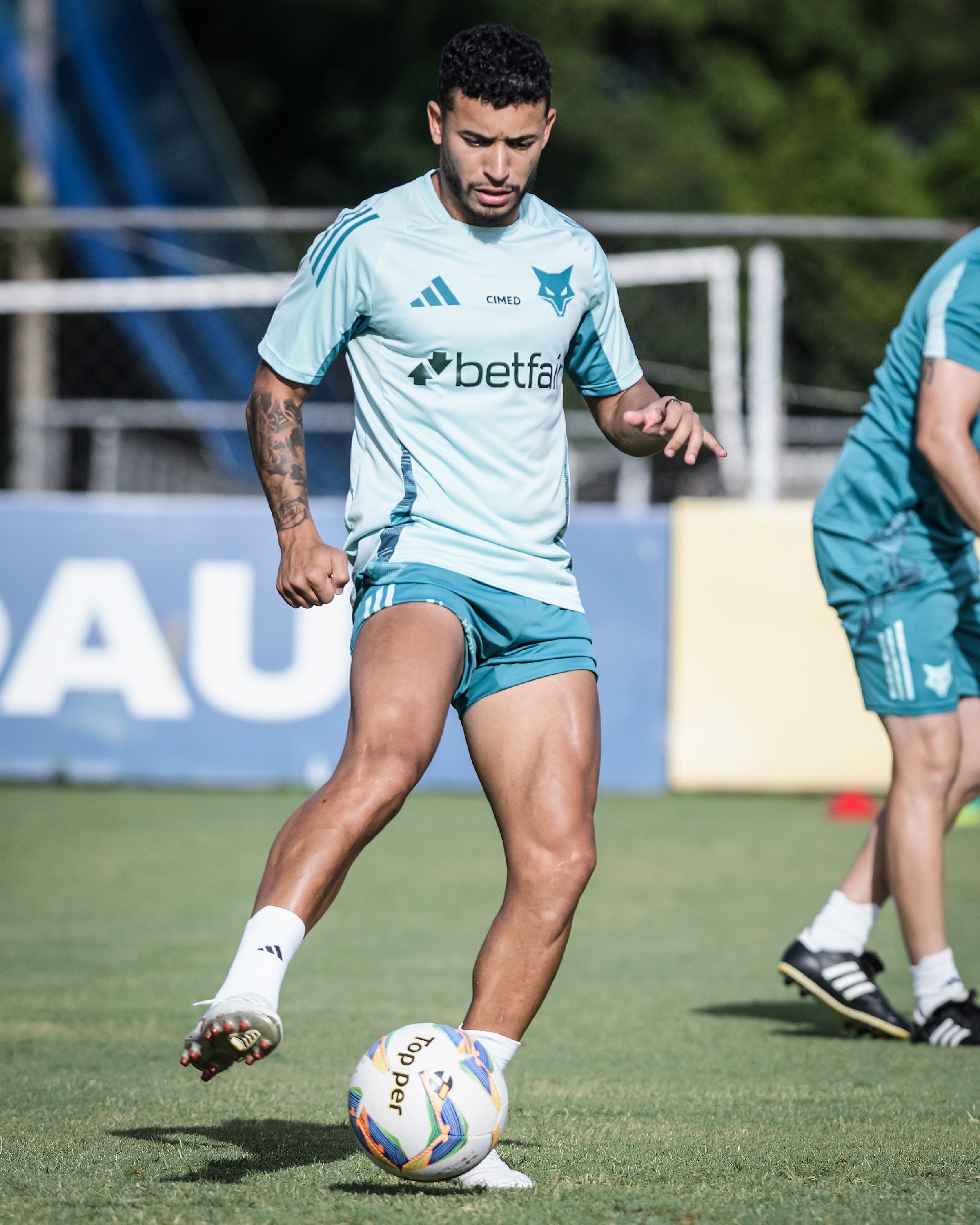 Inter volta à carga para repatriar lateral William, do Cruzeiro