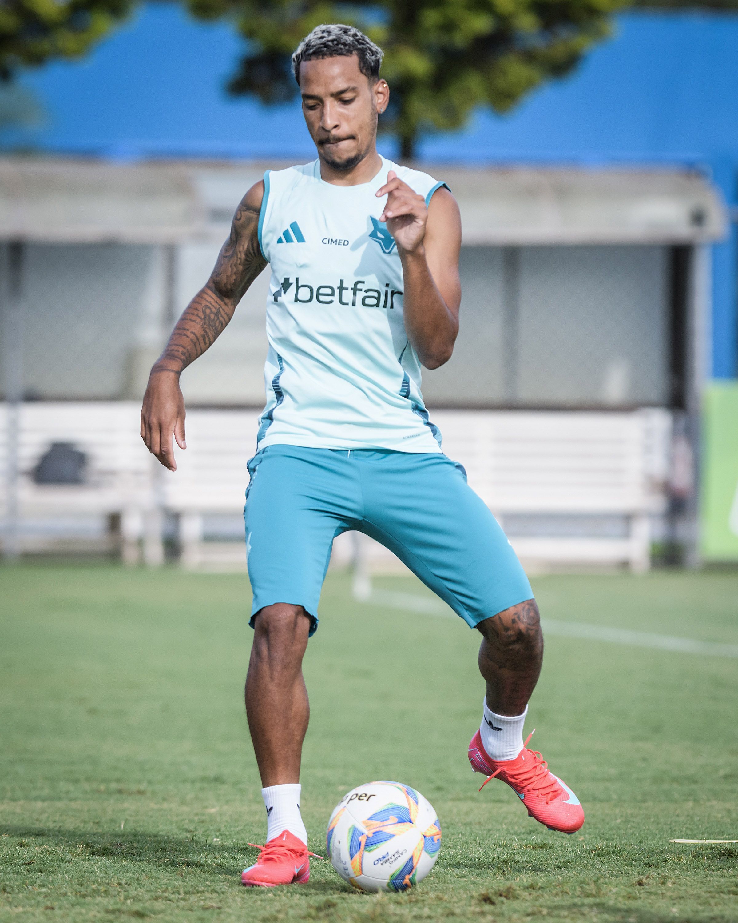 Em meio à negociação por saída, Matheus Pereira treina parcialmente no Cruzeiro