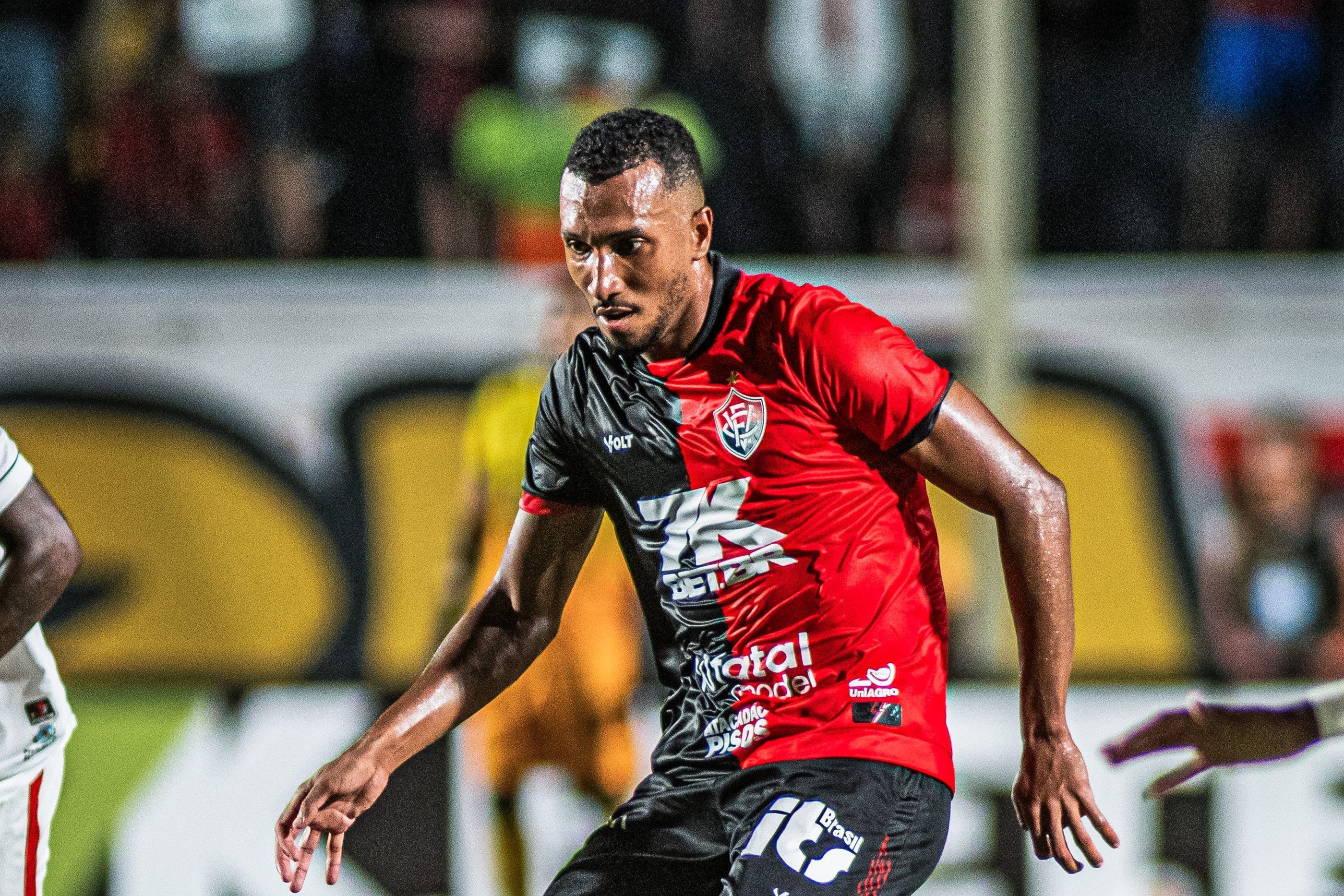Ex-Santos estreia como titular do Vitória e projeta 'mais oportunidades'