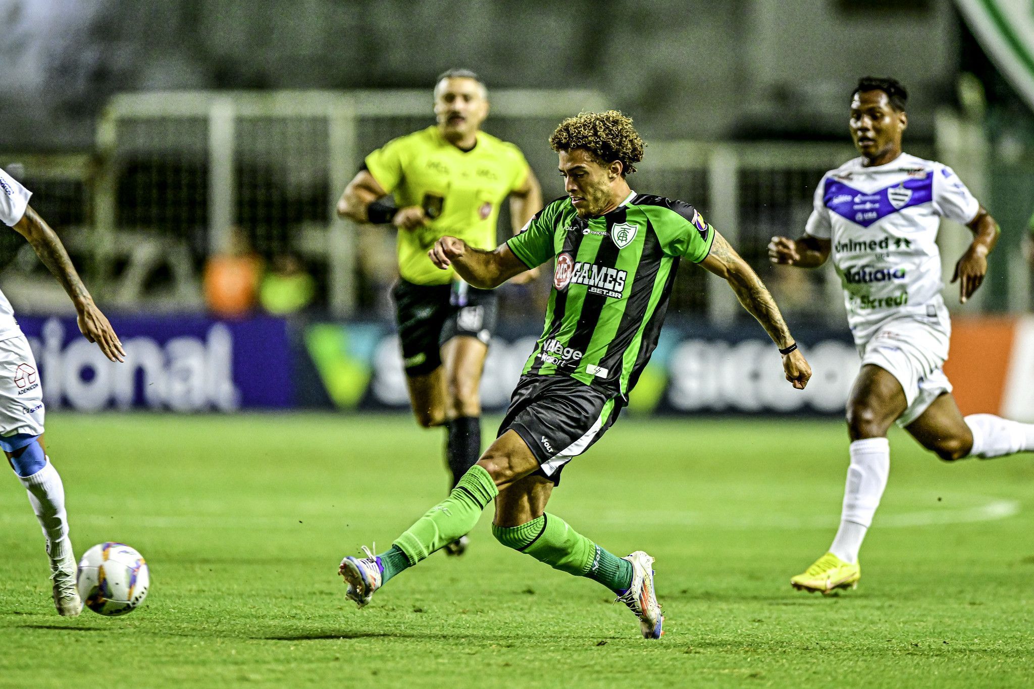 Atacante do América reage a vaias após classificação ‘sofrida’ no Mineiro