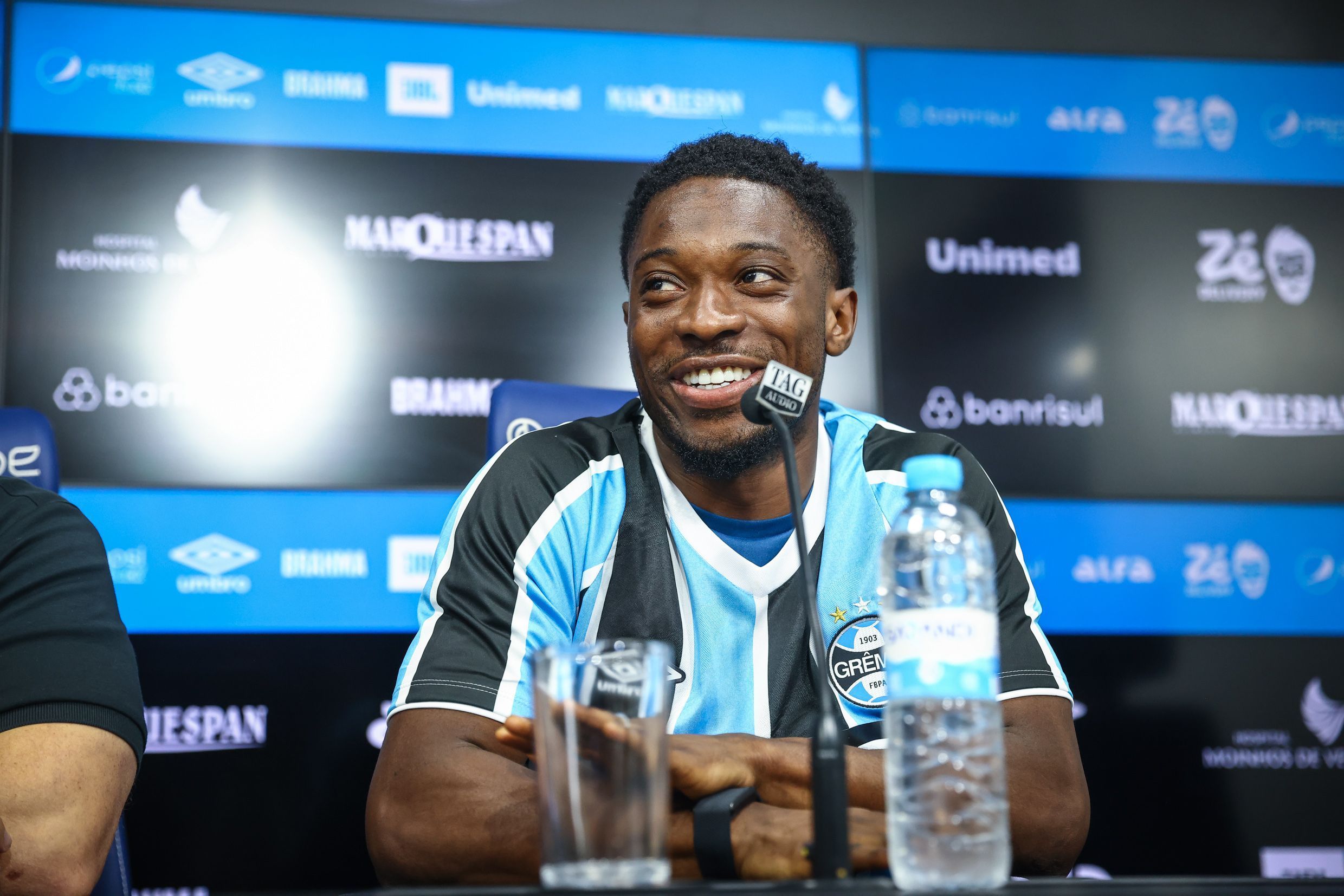 Com auxílio de tradutor, belga Amuzu é apresentado no Grêmio