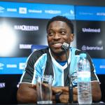 Com auxílio de tradutor, belga Amuzu é apresentado no Grêmio