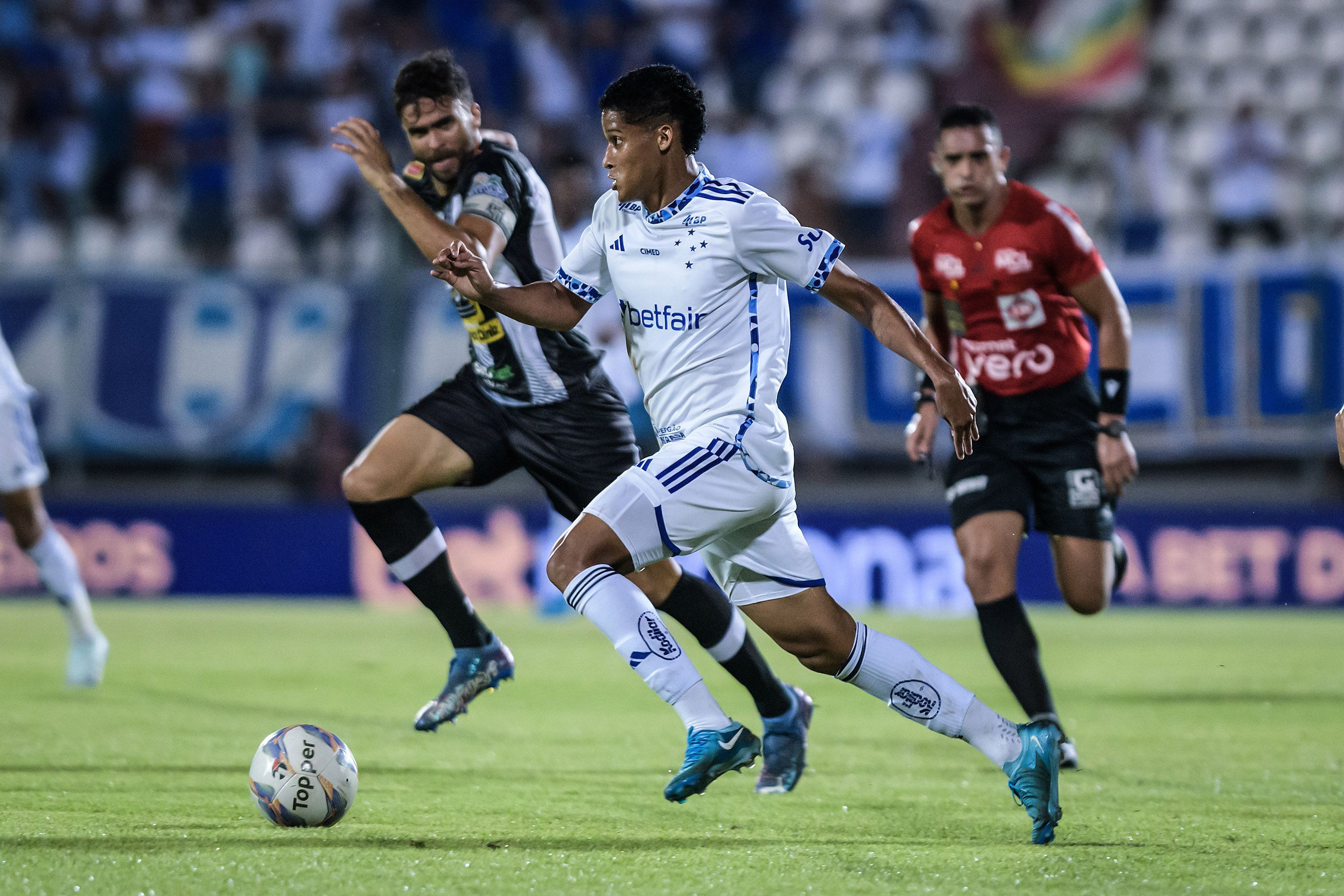 Com reservas, Cruzeiro decepciona na estreia de Jardim e perde para Democrata-GV no Mineiro