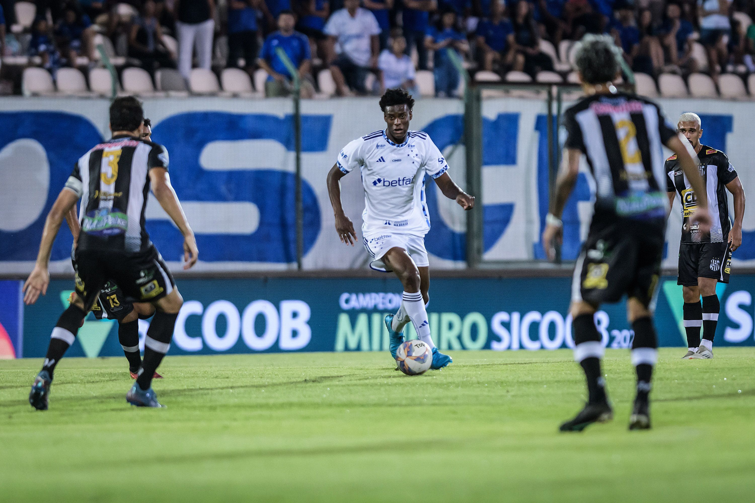 Cruzeiro vê tabu de 15 anos ser quebrado com derrota para Democrata-GV no Mineiro