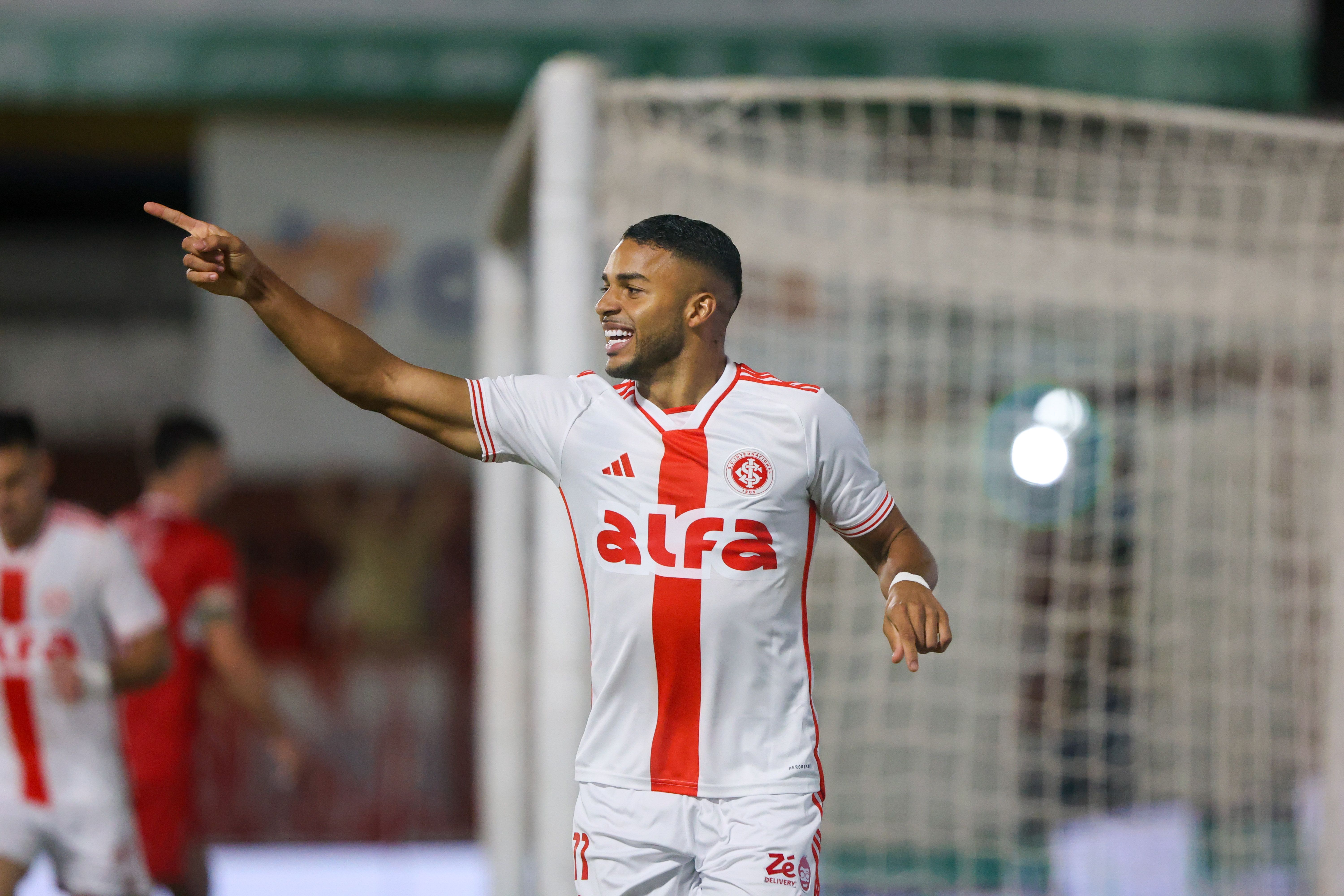 Inter vence São Luiz, se classifica para semifinal e assume liderança do Gauchão