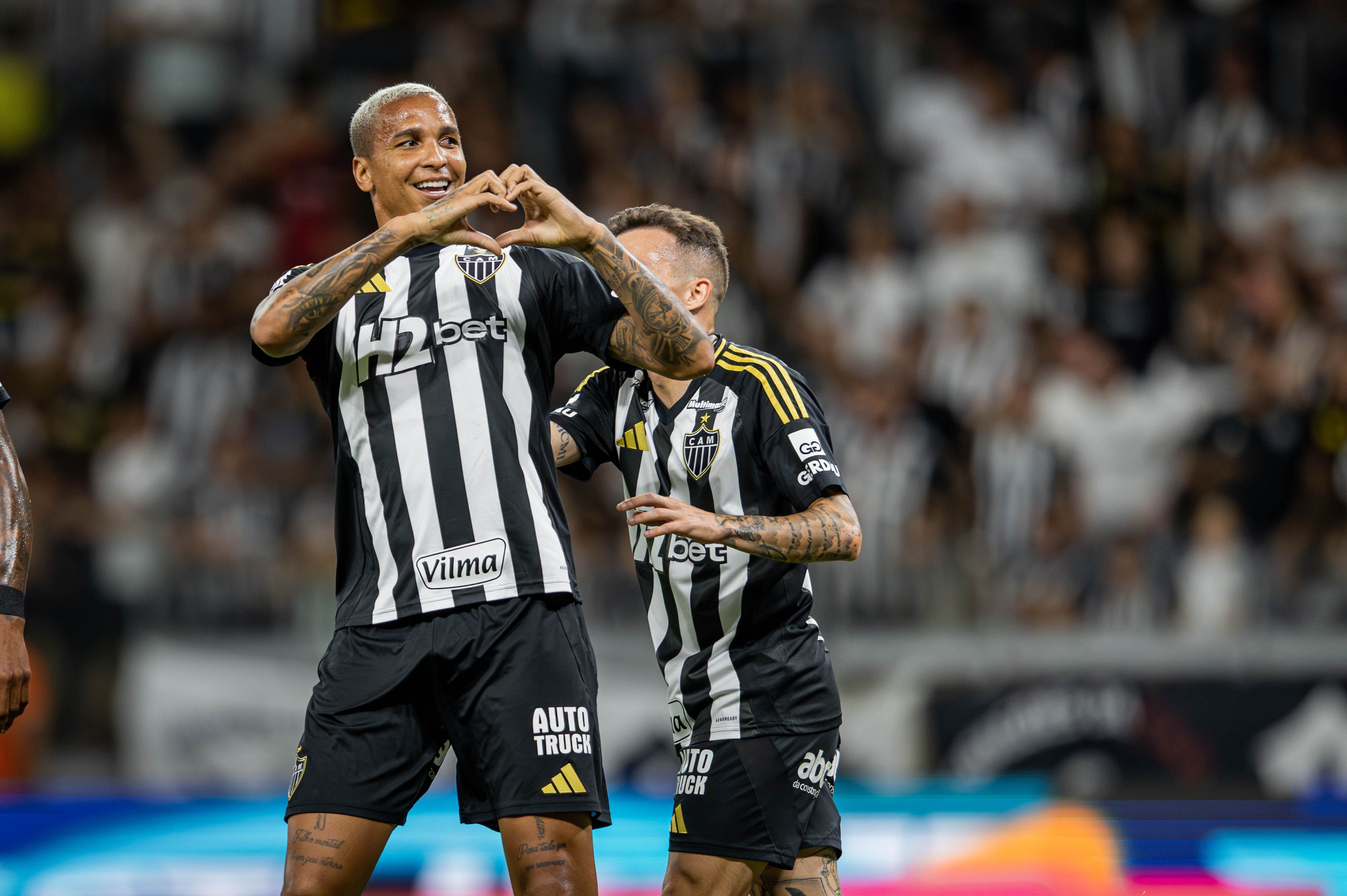 Deyverson volta a comentar interesse do Vitória e se derrete com carinho da torcida