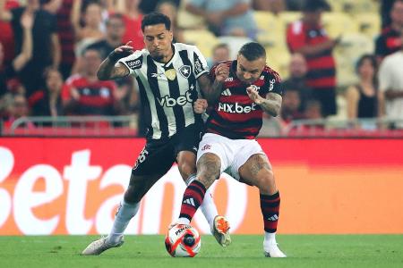 Gregore e Everton Cebolinha em disputa no Maracanã: Botafogo e Flamengo se enfrentam neste domingo (18) pelo Brasileirão