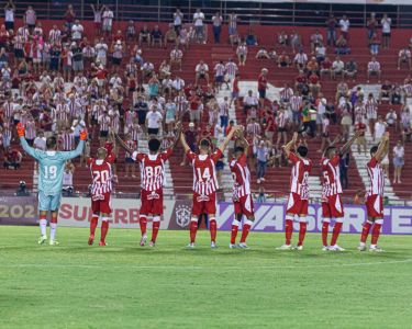 Jogadores do Náutico cumprimentam a torcida no estádio dos Aflitos