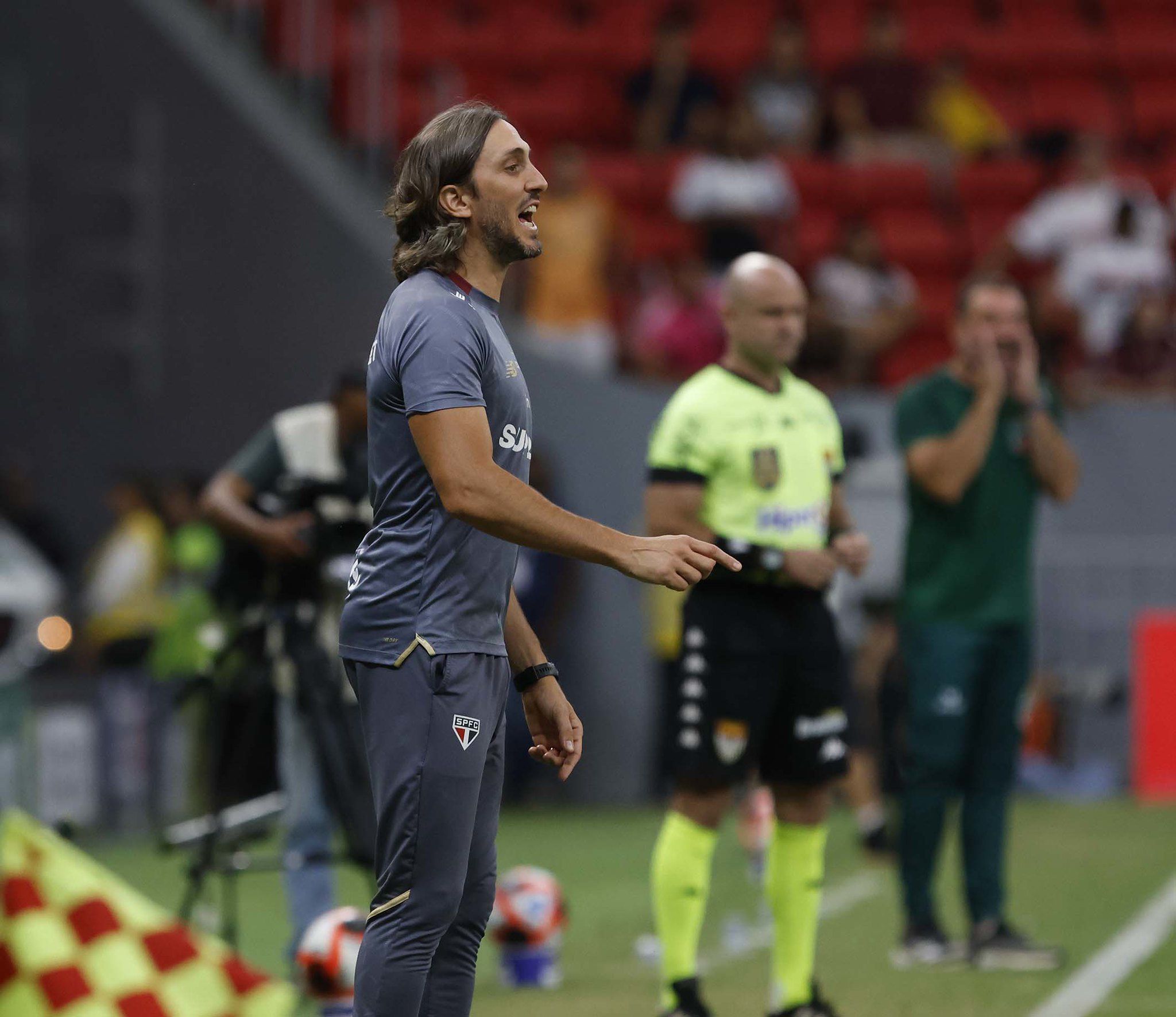 Pressão sobre São Paulo e Zubeldía aumenta antes de clássico com o Palmeiras