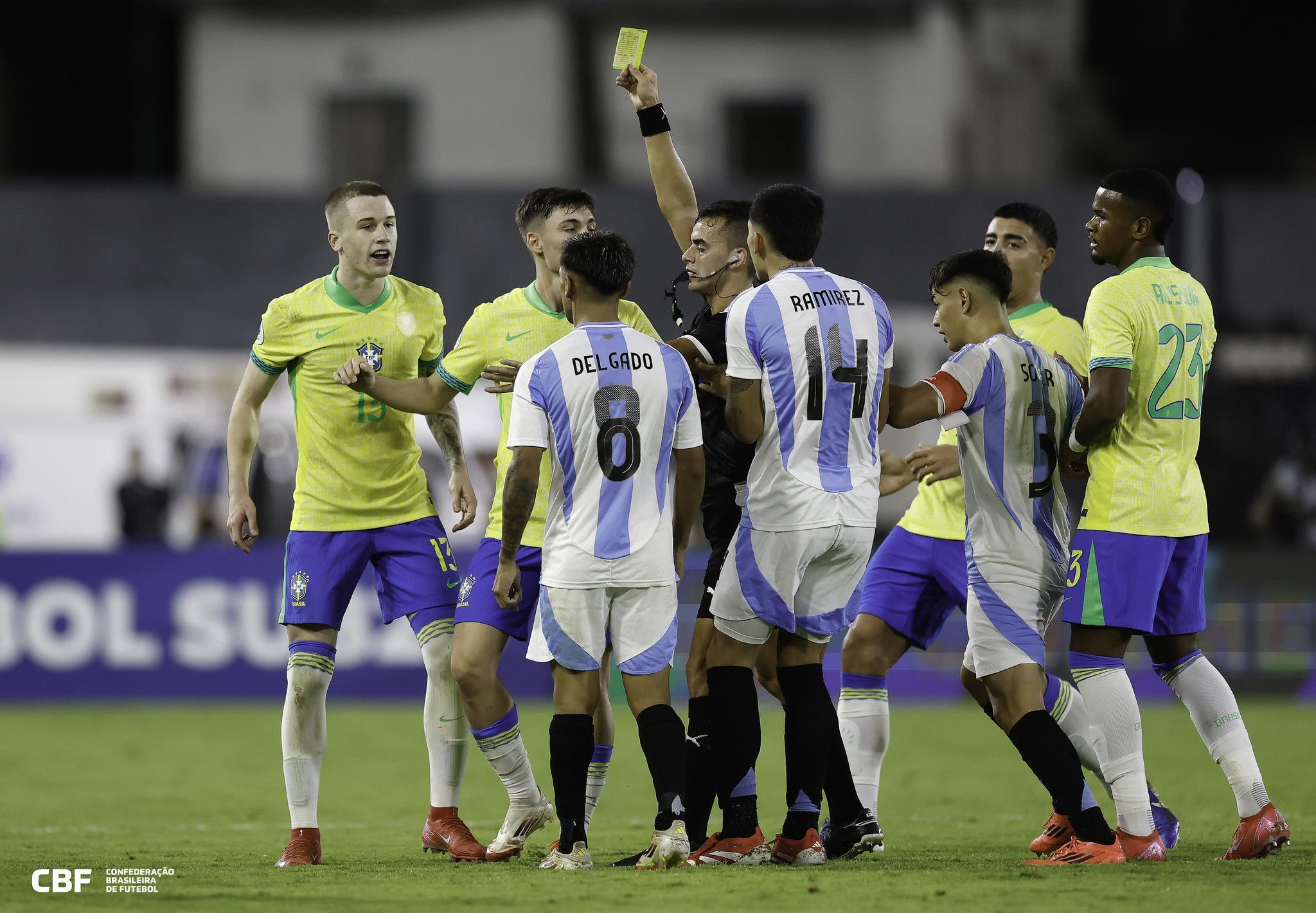 Internet vai à loucura com entrada violenta de jovem brasileiro em argentino; veja
