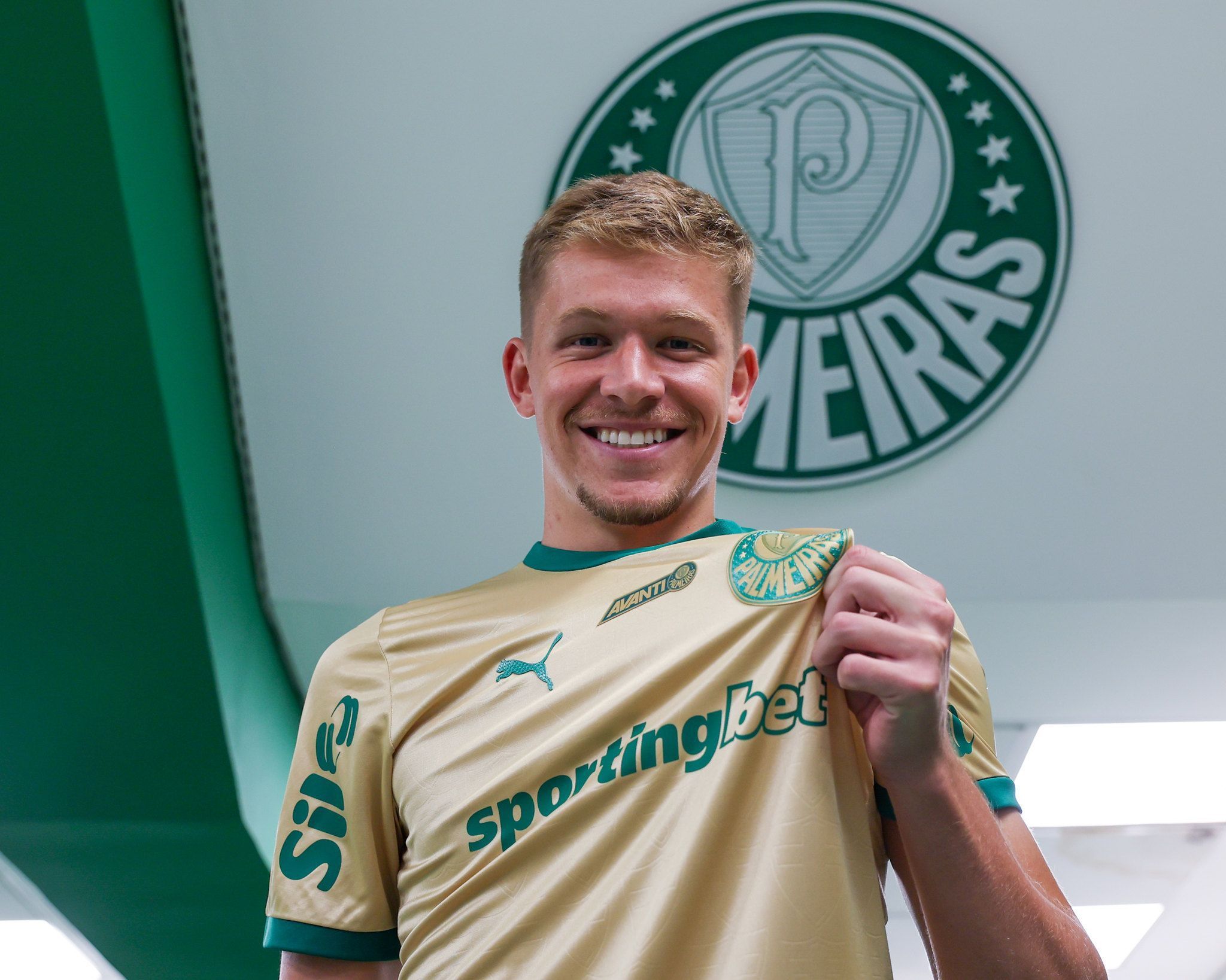 Palmeiras oficializa contratação de Bruno Fuchs, ex-zagueiro do Atlético