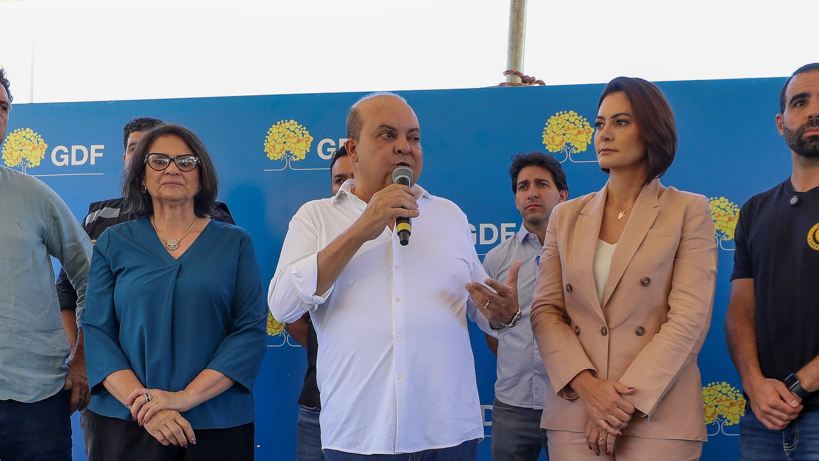 Cotada ao Senado, Michelle Bolsonaro inaugura escola com governador do DF