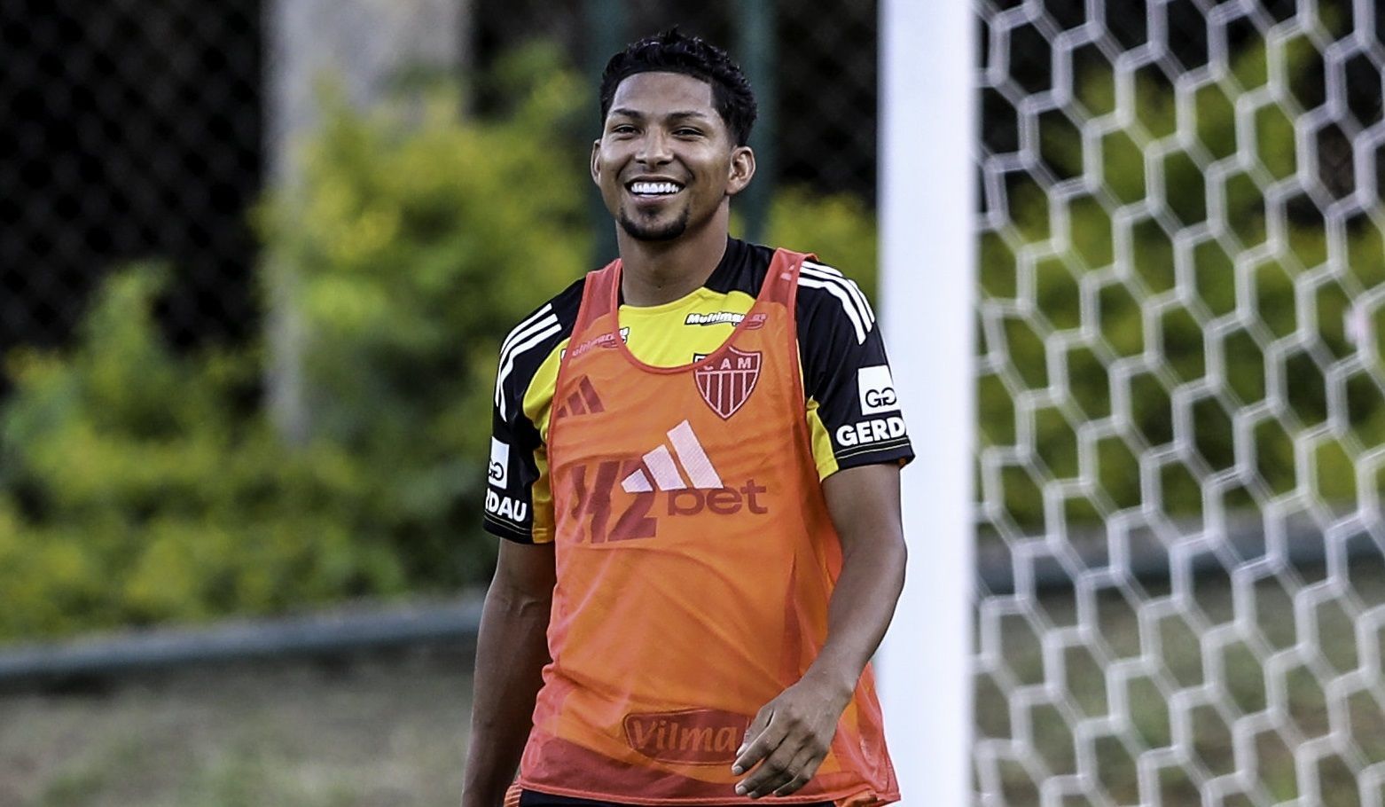 Rony diz que já aprendeu música da torcida do Atlético e promete cantar após gol