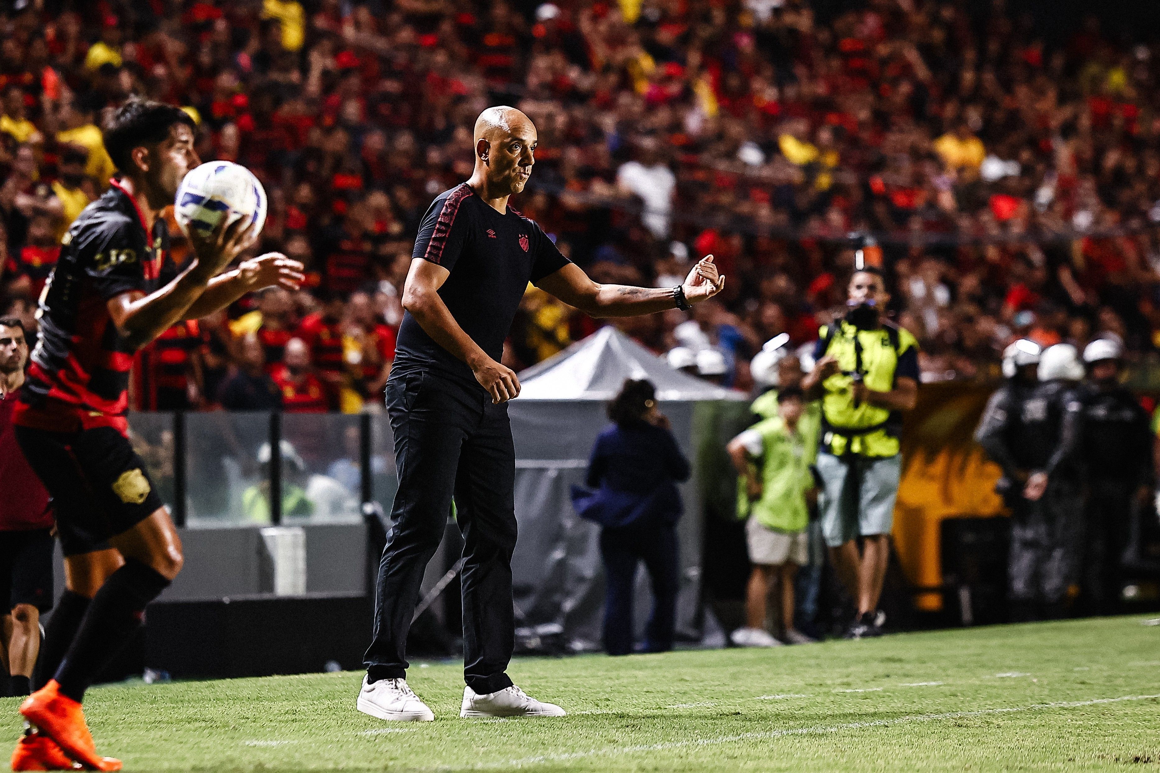 Pepa é vaiado pela torcida do Sport após derrota no clássico e dispara: 'Dor enorme'