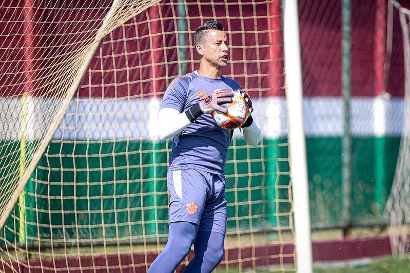 Fluminense acerta renovação de contrato com Fábio, que vai jogar até os 46 anos