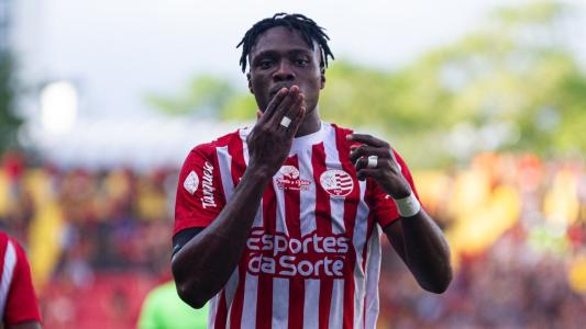 Samuel Otusanya comemora gol do Náutico em clássico contra o Sport