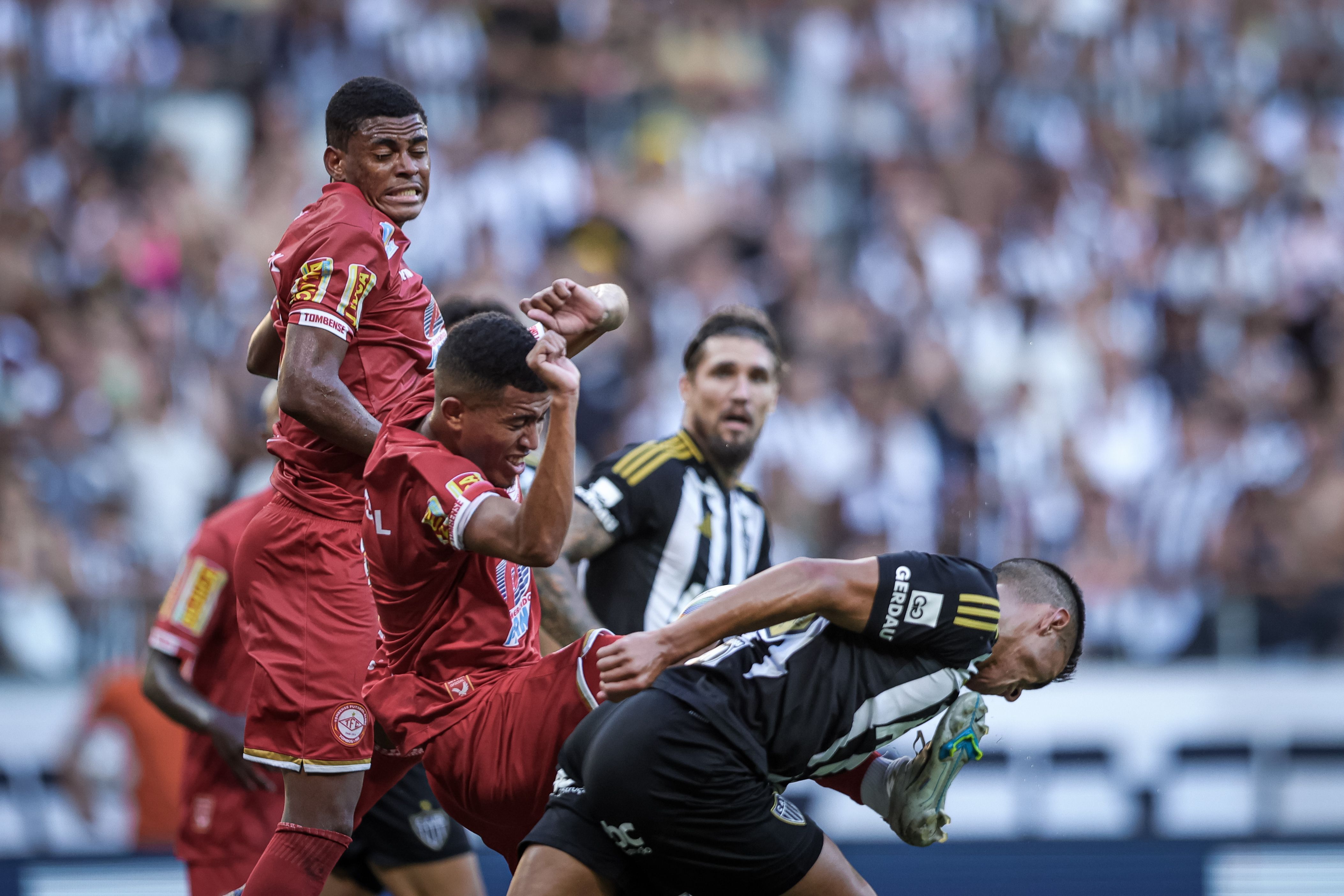 Cuello mostra inchaço na boca após pênalti sofrido em vitória do Atlético; veja