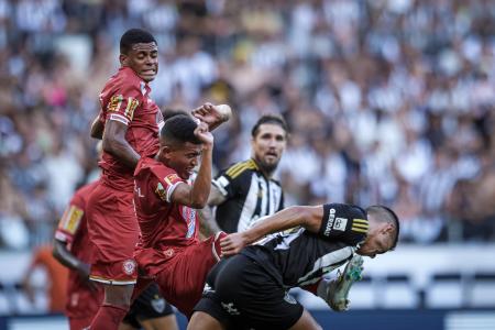 Lance do pênalti em Cuello na partida entre Atlético e Tombense