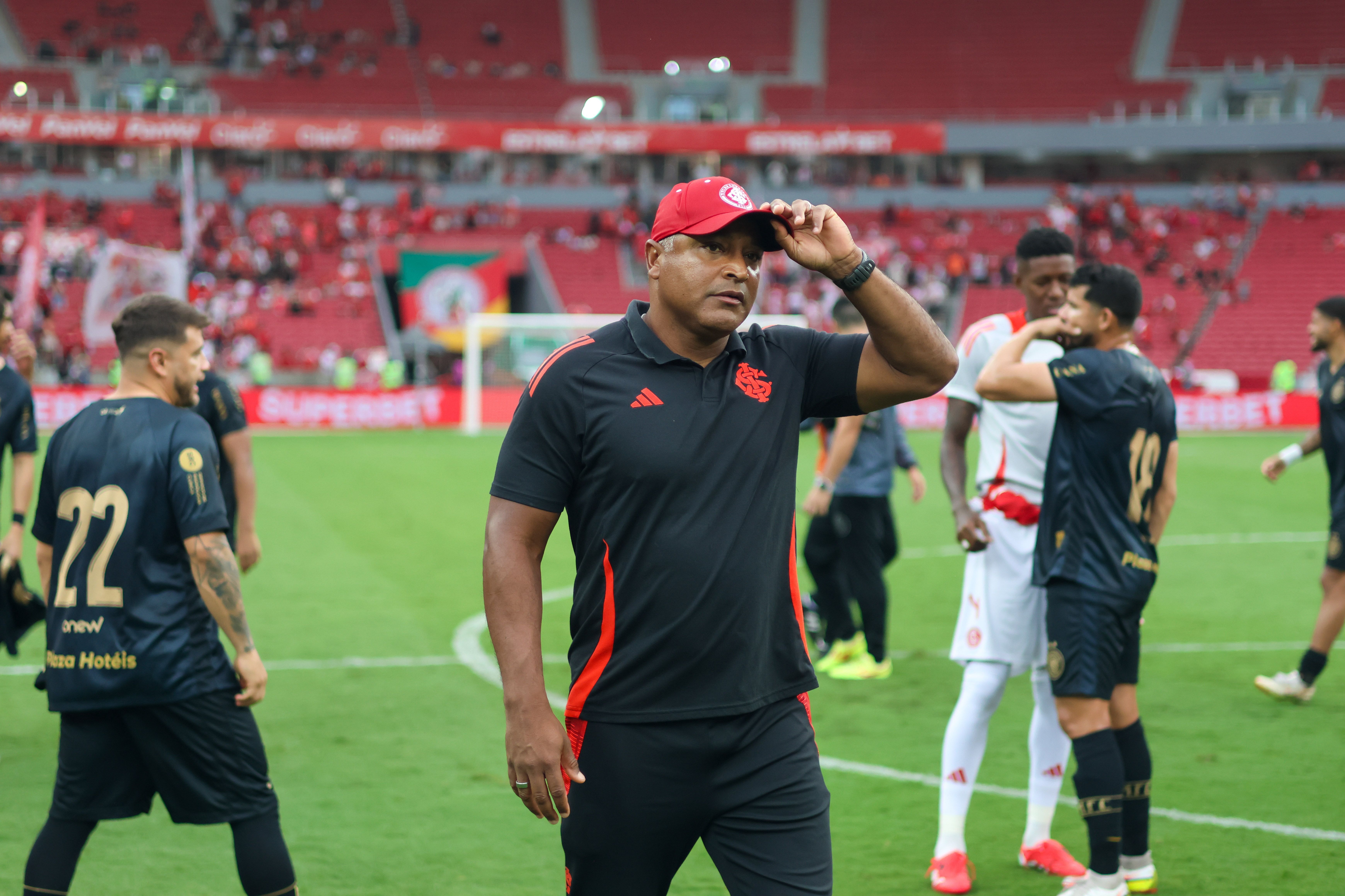 Alan Patrick e Wesley fora do Gauchão? Roger atualiza sobre lesões no Inter