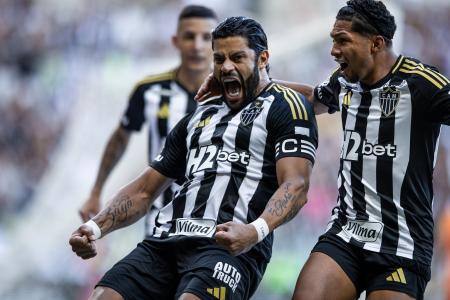 Rony comemora gol com Hulk, em duelo do Atlético
