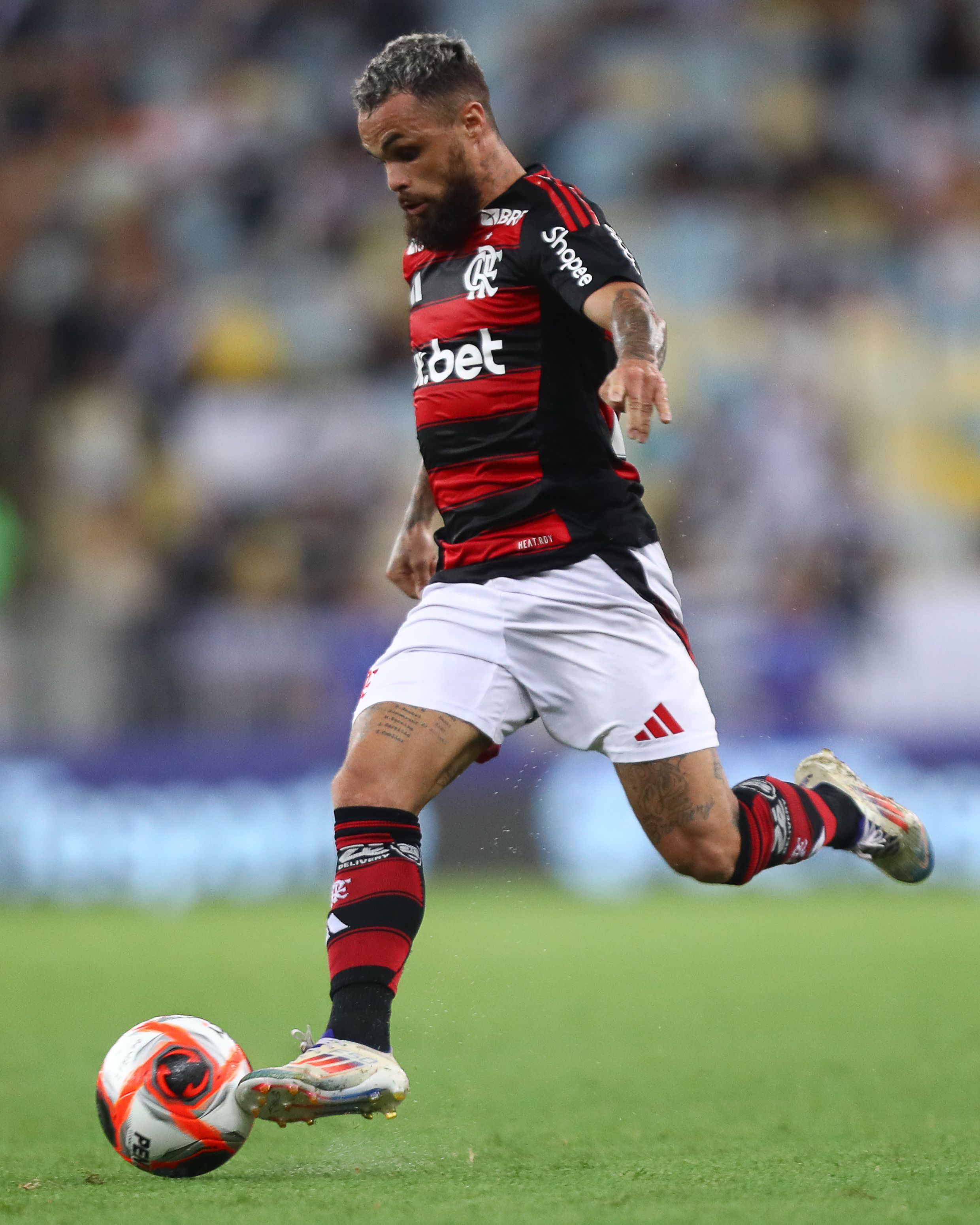 Atacante titular do Flamengo sofre lesão e inicia tratamento