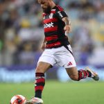 Atacante titular do Flamengo sofre lesão e inicia tratamento