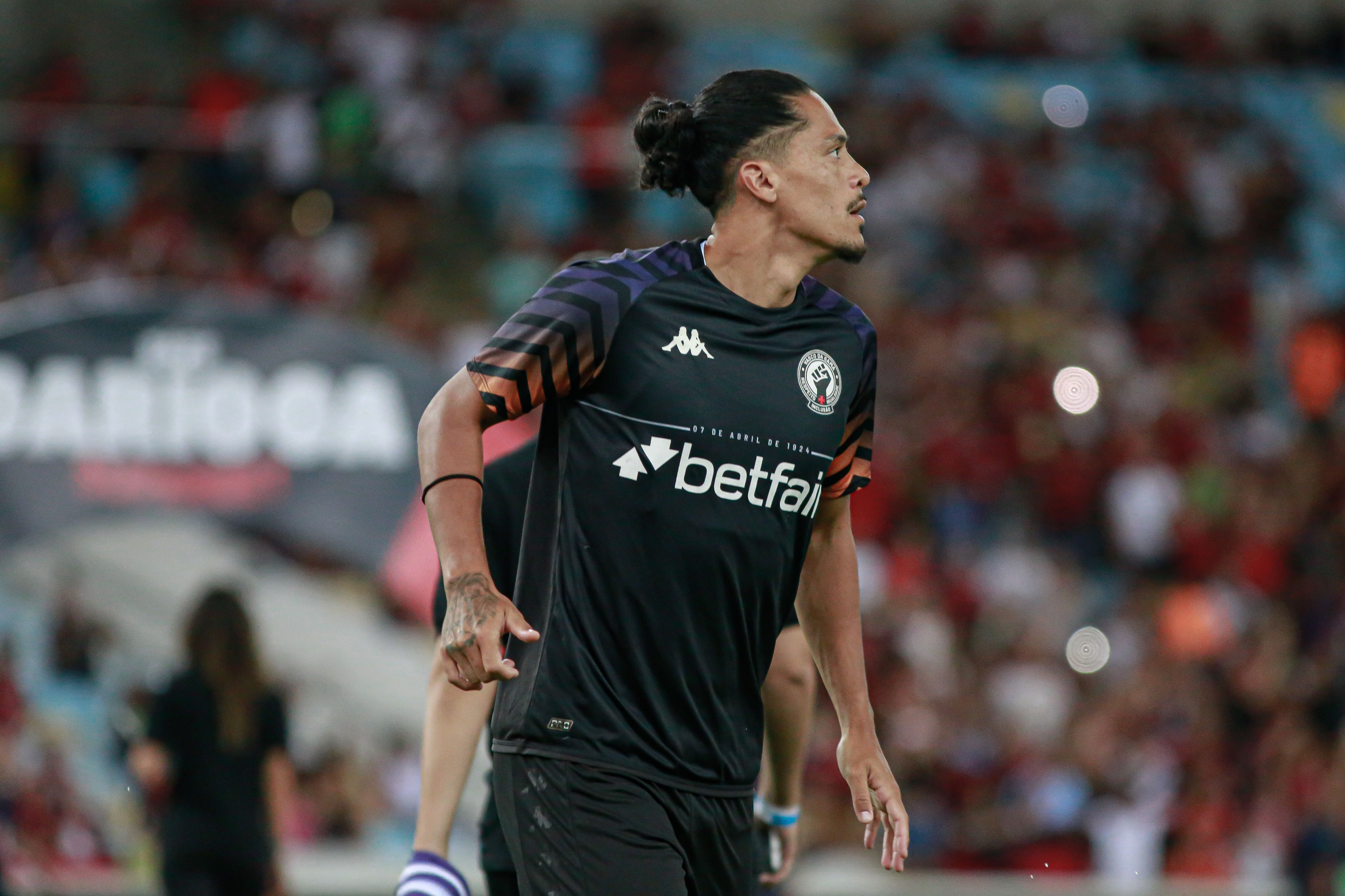 Ex-Atlético faz estreia com a camisa do Vasco em clássico contra o Flamengo