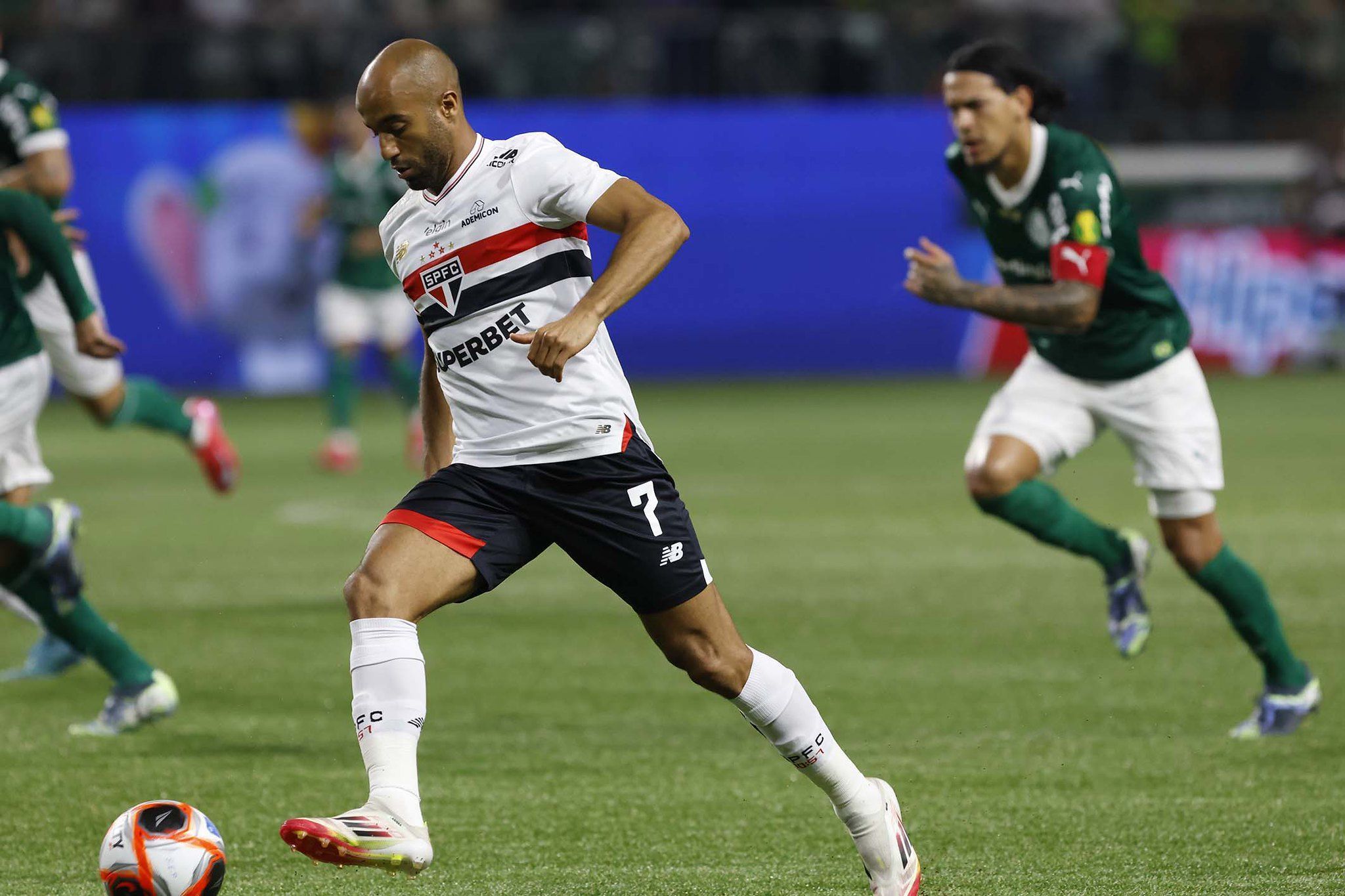 Lucas, do São Paulo, revela motivo de jogadores serem contra gramado sintético