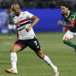 Lucas, do São Paulo, revela motivo de jogadores serem contra gramado sintético