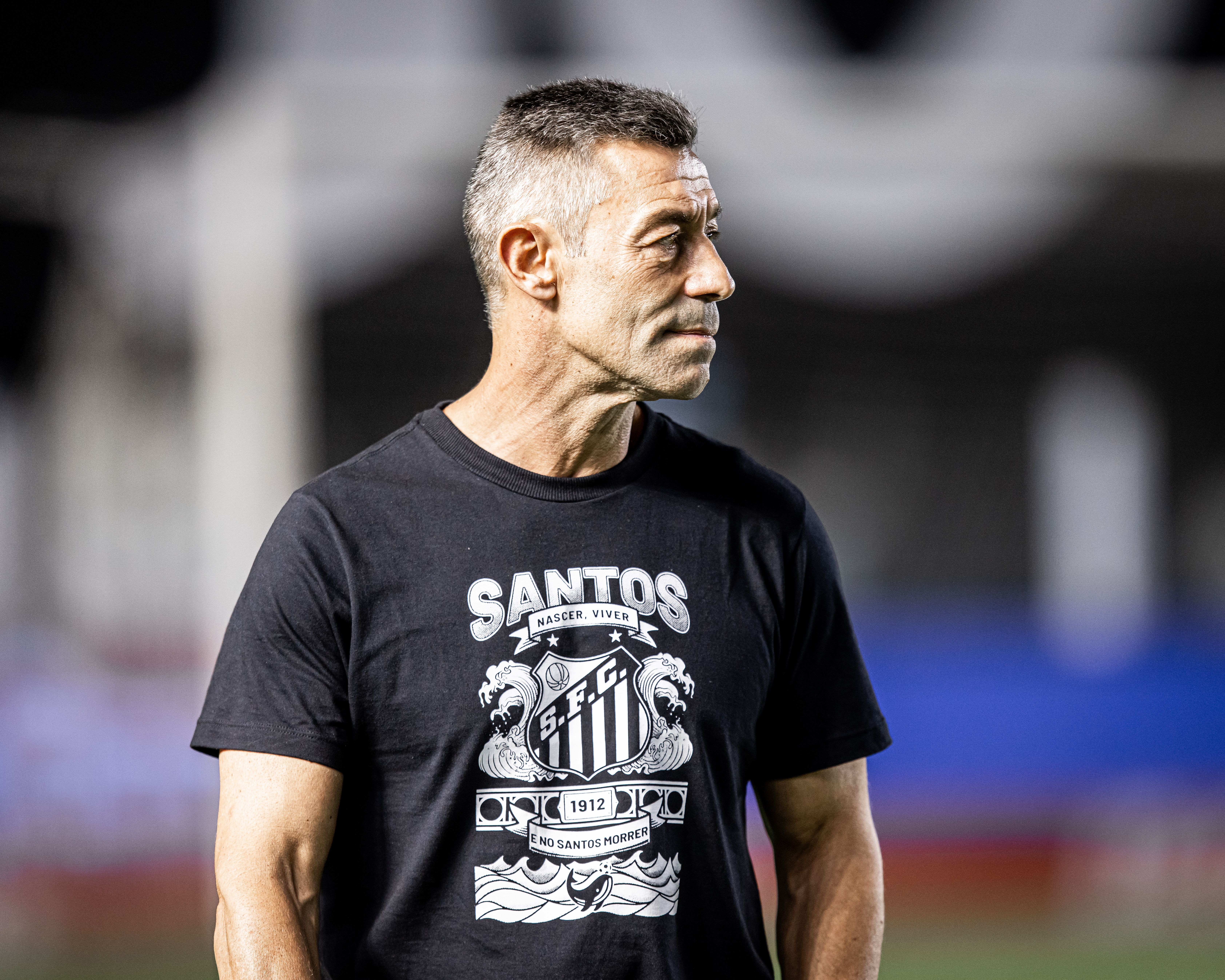 Pedro Caixinha comemora exibição do Santos e reage à pressão da torcida